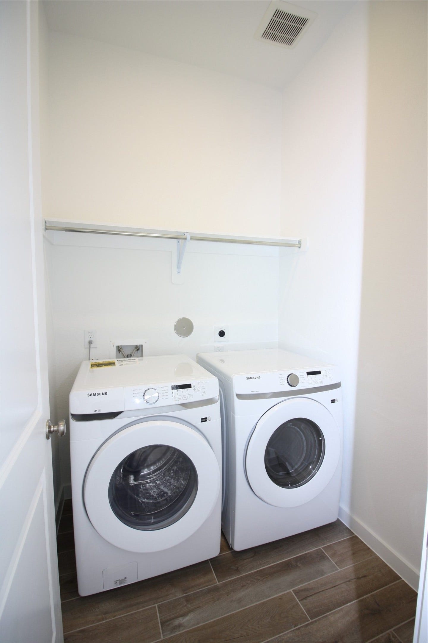 6527 Scarlet Pond Lane, Fulshear, TX 77441 Laundry, Washer and dryer included.