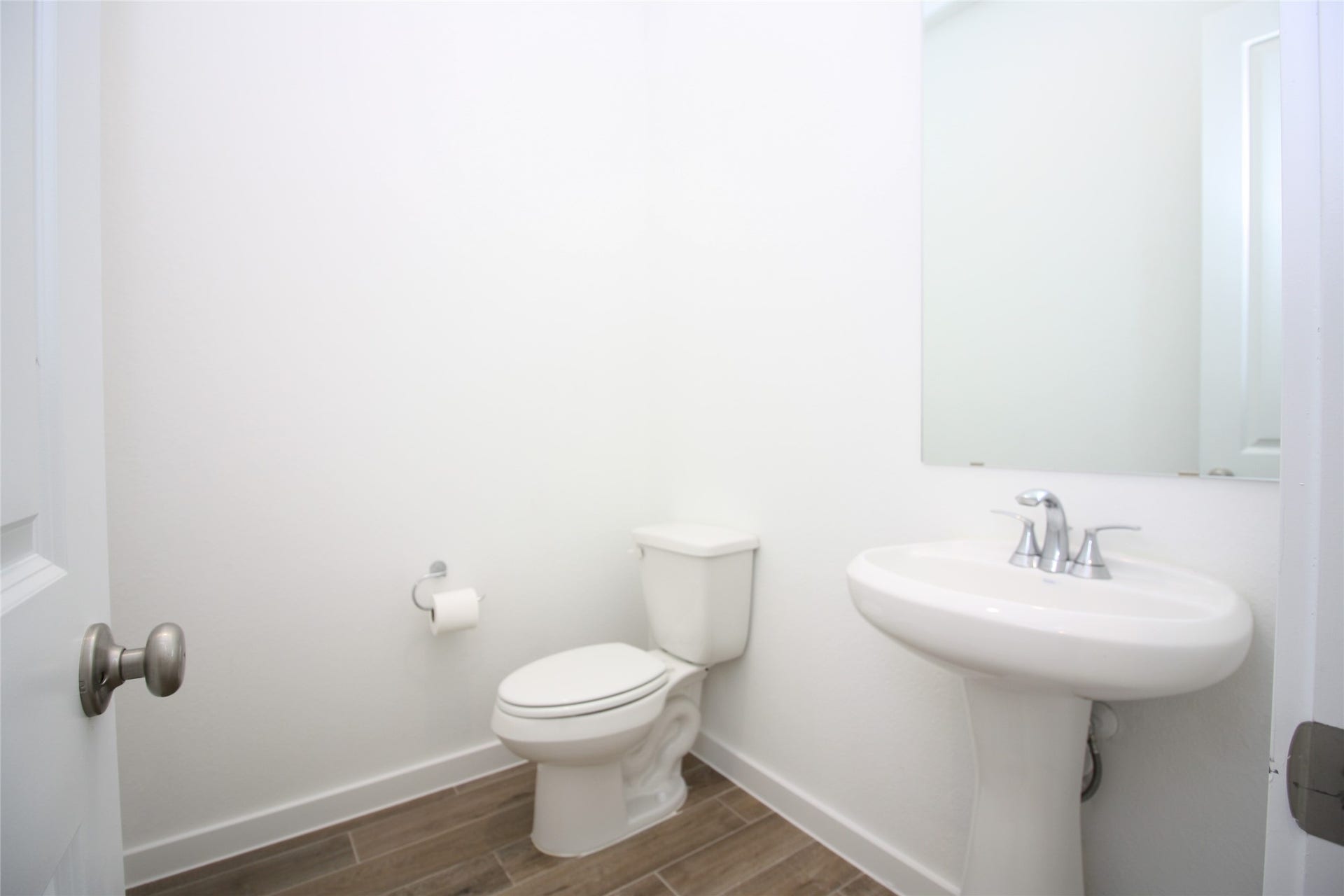 6527 Scarlet Pond Lane, Fulshear, TX 77441 Powder room.