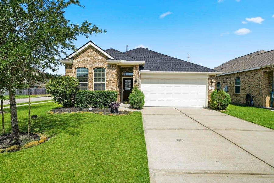 Property photo for 217 Brookwood Park Lane, Dickinson, TX