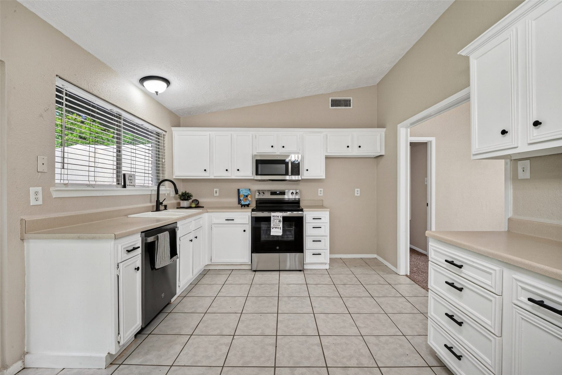 16615 Barcelona Drive, Friendswood, TX 77546 Brand New Appliances