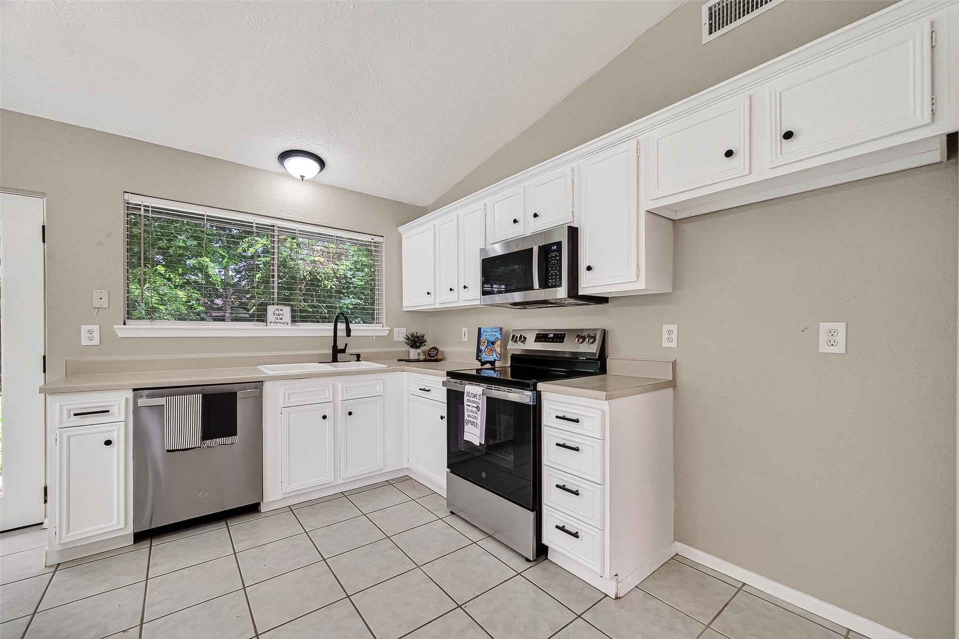 16615 Barcelona Drive, Friendswood, TX 77546 Stainless Steel Appliances