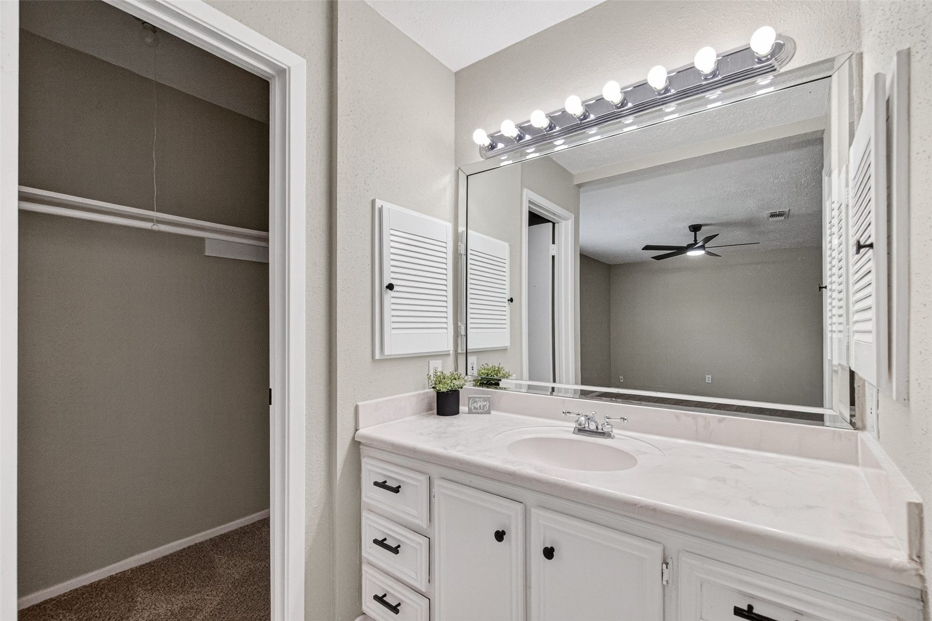 16615 Barcelona Drive, Friendswood, TX 77546 Primary Bedroom Vanity