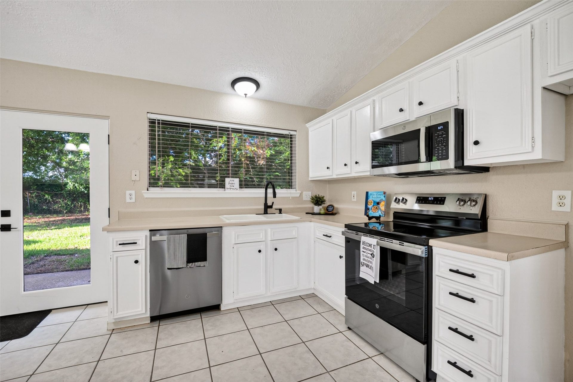 16615 Barcelona Drive, Friendswood, TX 77546 Plenty of natural light in the kitchen