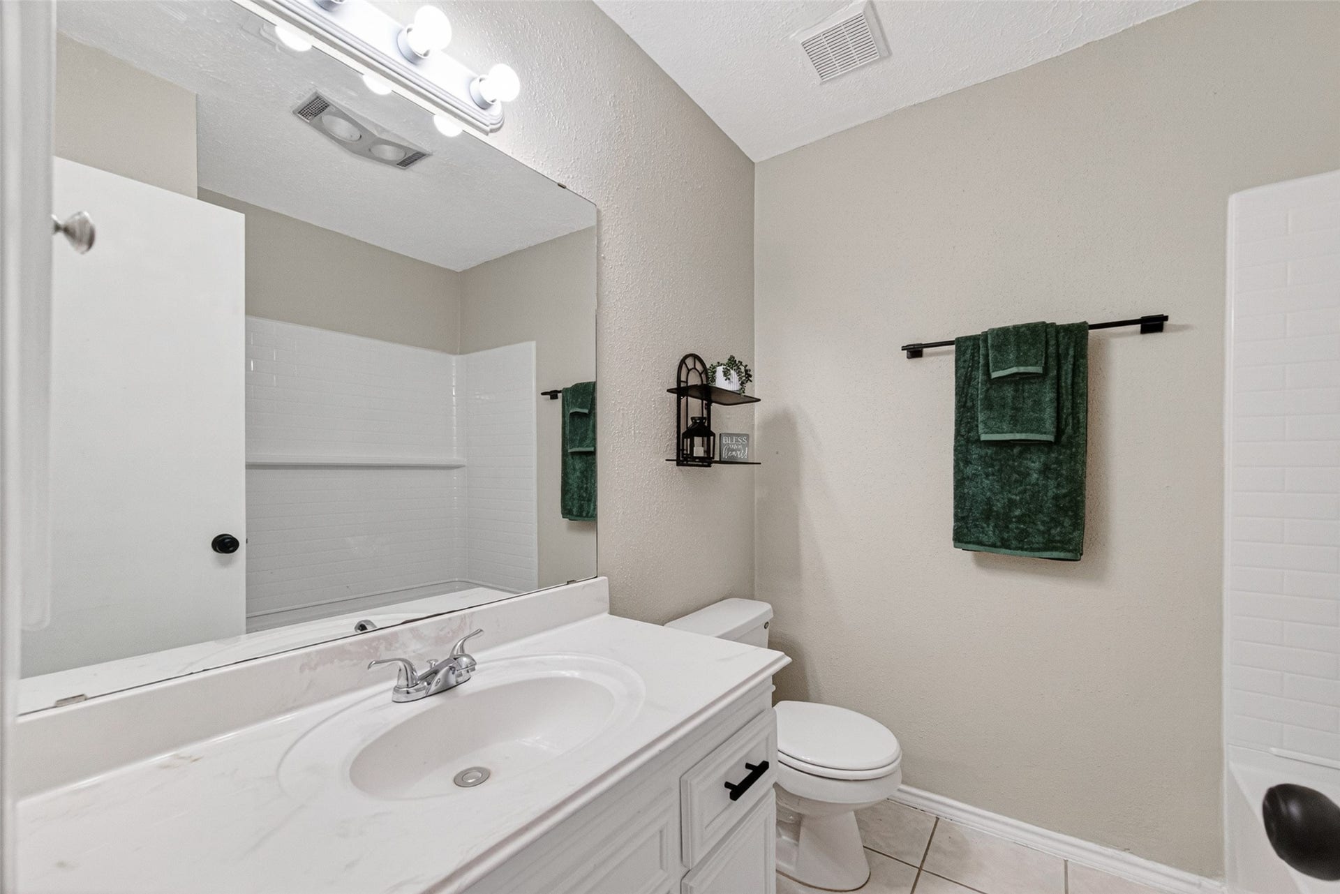 16615 Barcelona Drive, Friendswood, TX 77546 Guest Bathroom