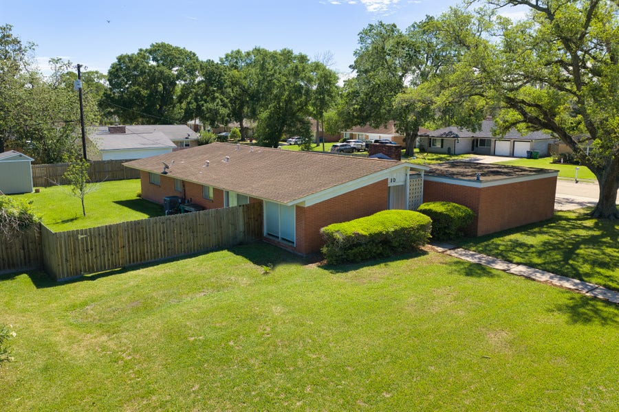 Property photo for 10 Palm Place, Angleton, TX