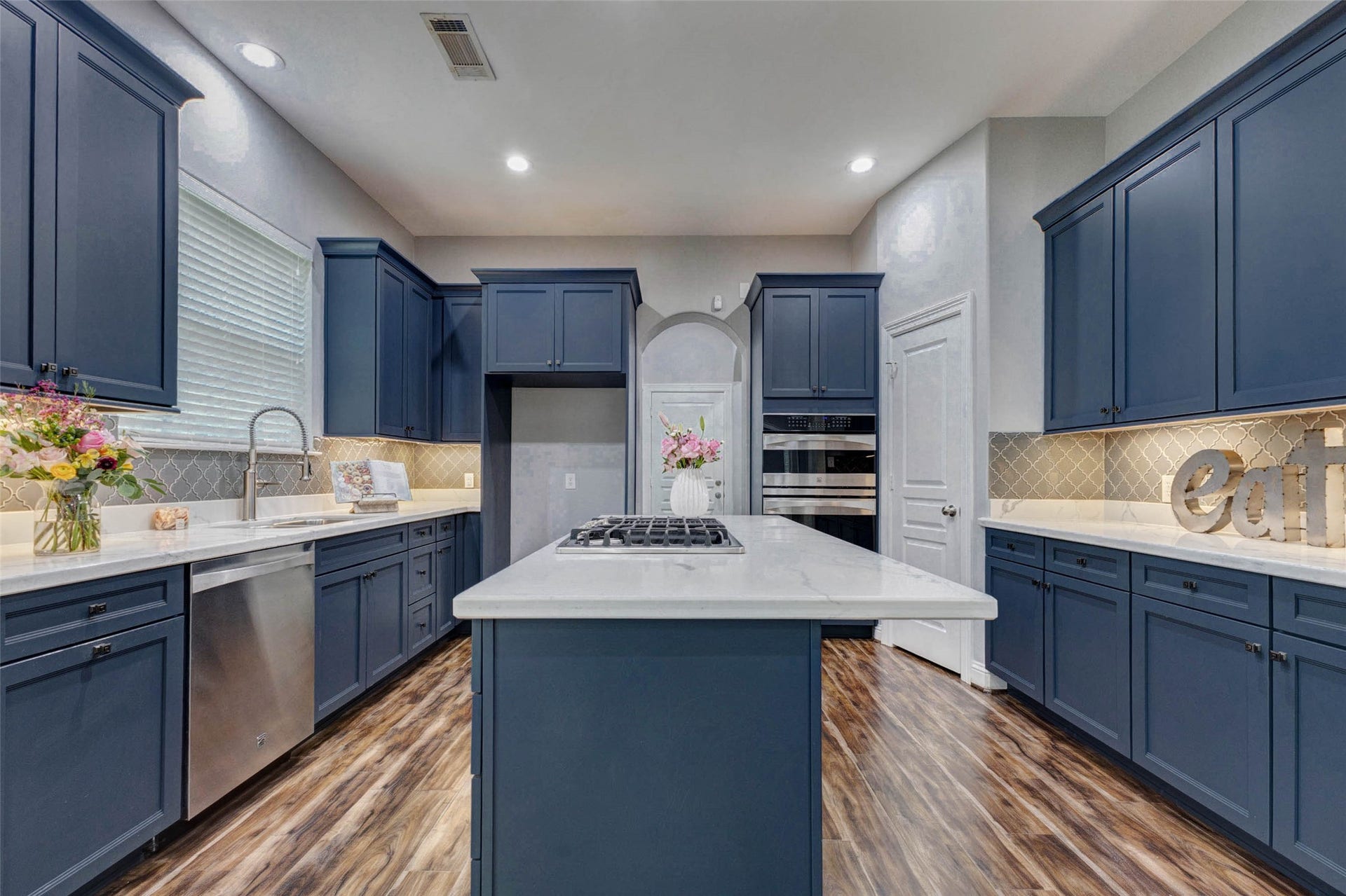 9 Versante Court, Houston, TX 77070 This is Home that puts LUXURY in Versante Luxury Townhomes!