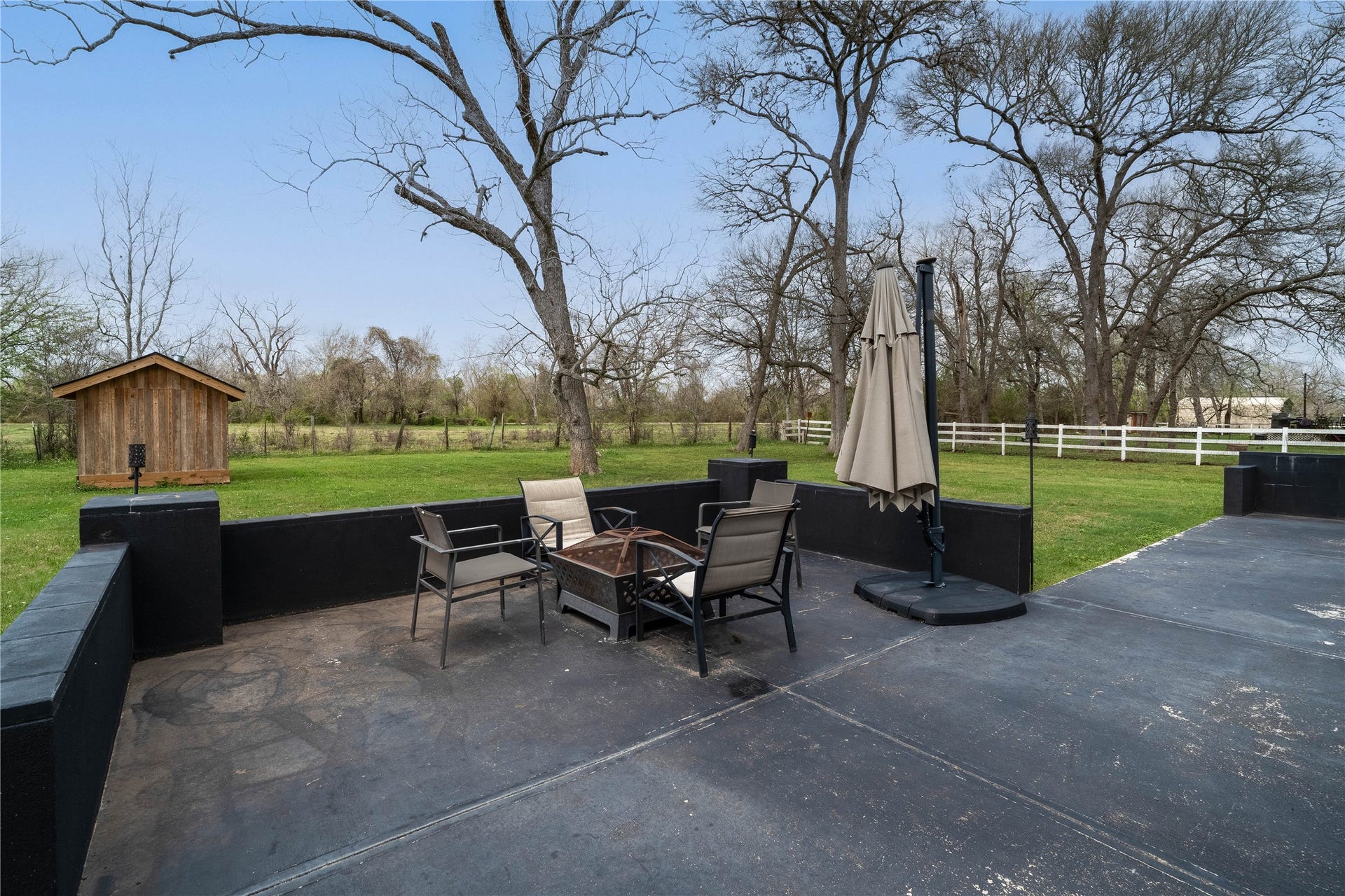 1635 Pony Lane, Wallis, TX 77485 Outdoor Patio Dedicated outdoor seating area, perfect for relaxing evenings and entertaining while enjoying the peaceful surroundings.