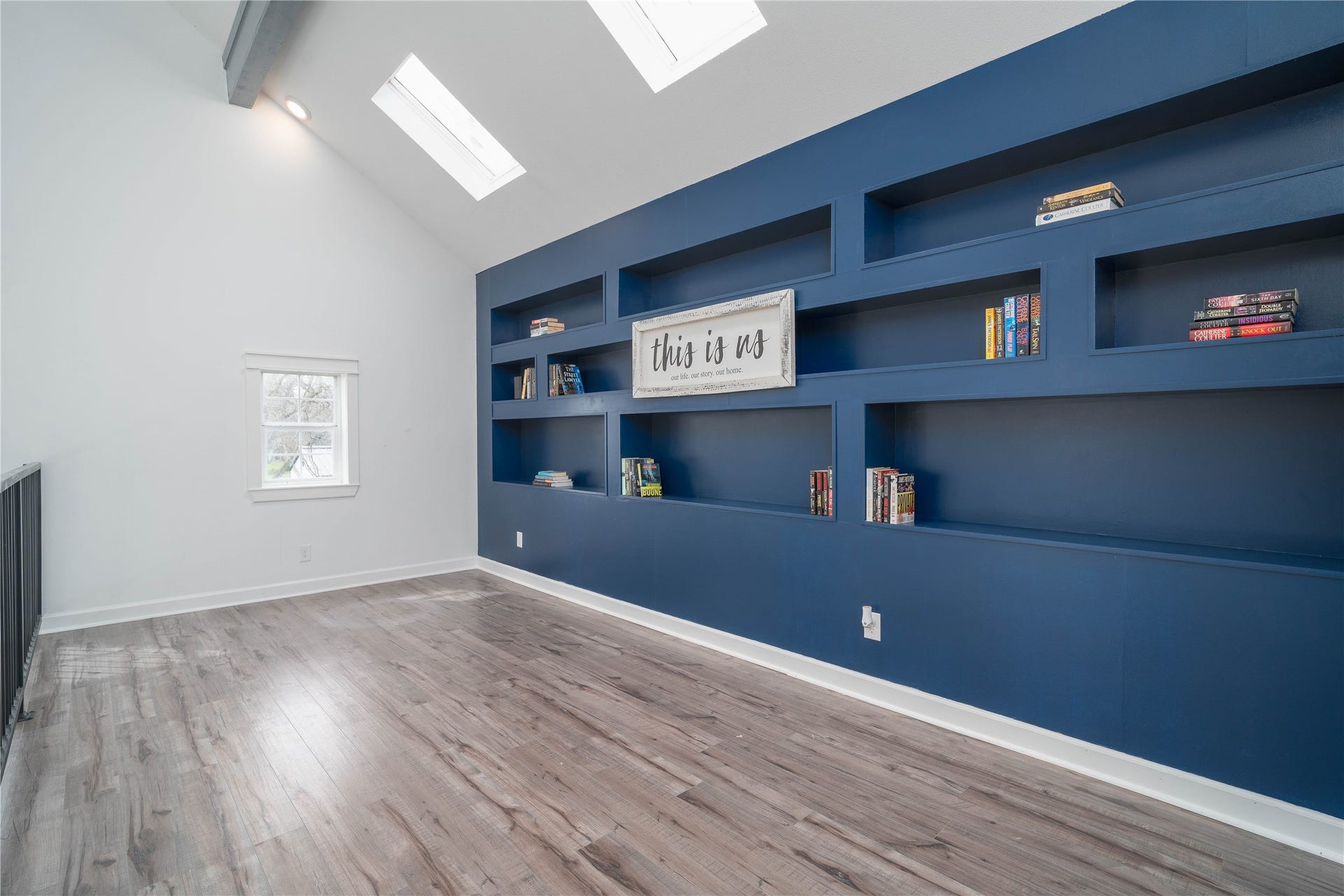 1635 Pony Lane, Wallis, TX 77485 Loft / Office Expansive loft area with vaulted ceilings, skylights, and custom built-in shelving, ideal for a game room, library, or office.