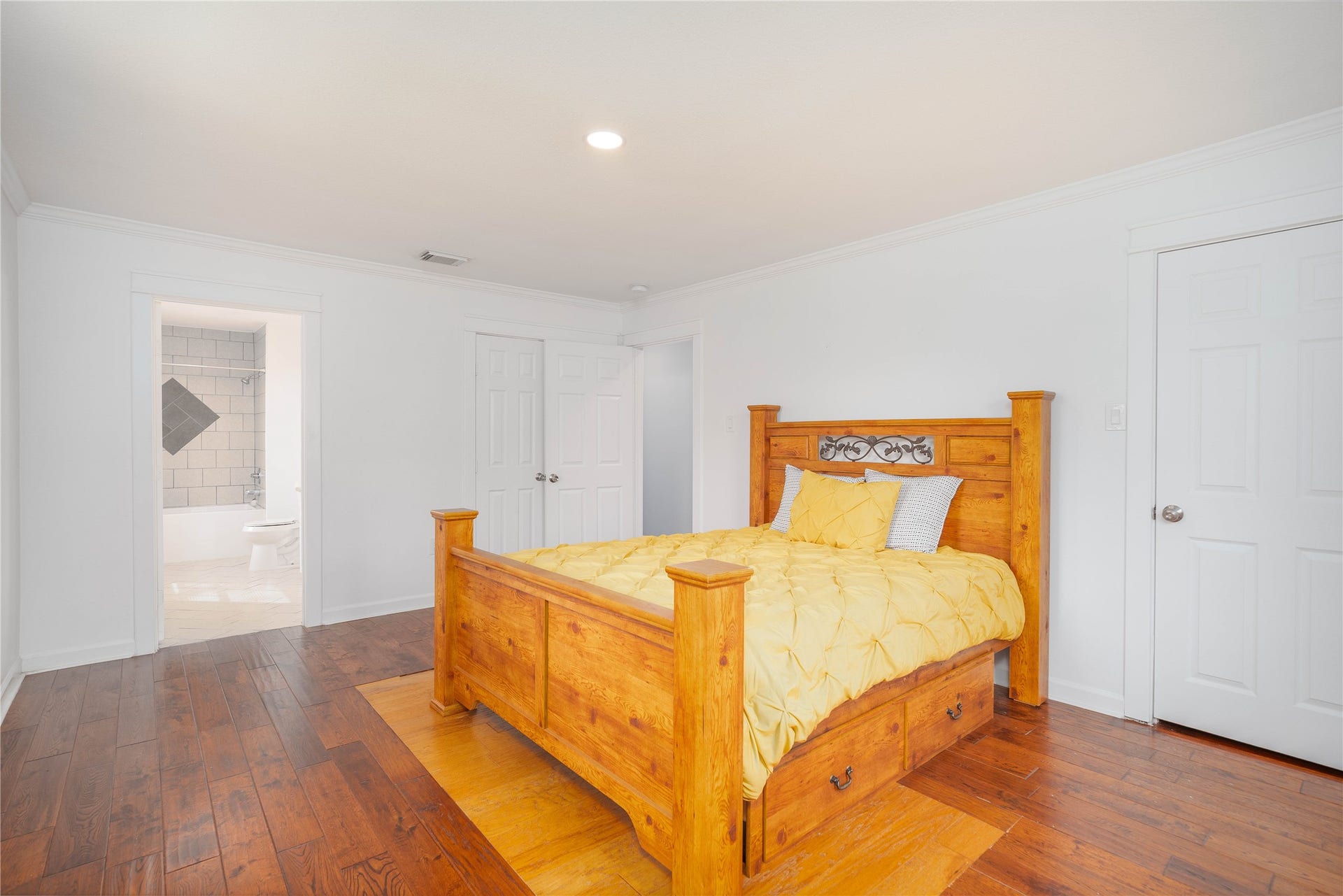 1635 Pony Lane, Wallis, TX 77485 Bedroom Suite Generously sized suite with hardwood flooring, 2 closets and spacious en-suite bathroom.