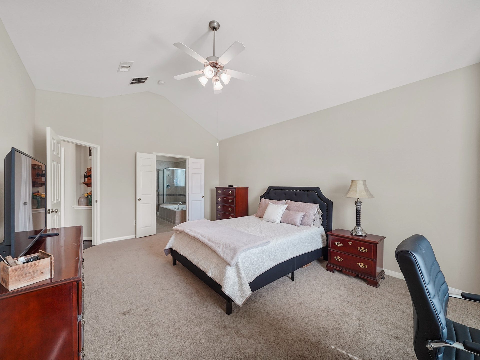 3250 Bandera Run Lane, Katy, TX 77494 Plush carpeting brings a cozy touch to the spacious primary bedroom, creating a comfortable retreat from the pace of the day. Theres room to make this space your own and settle in for a restful evening.