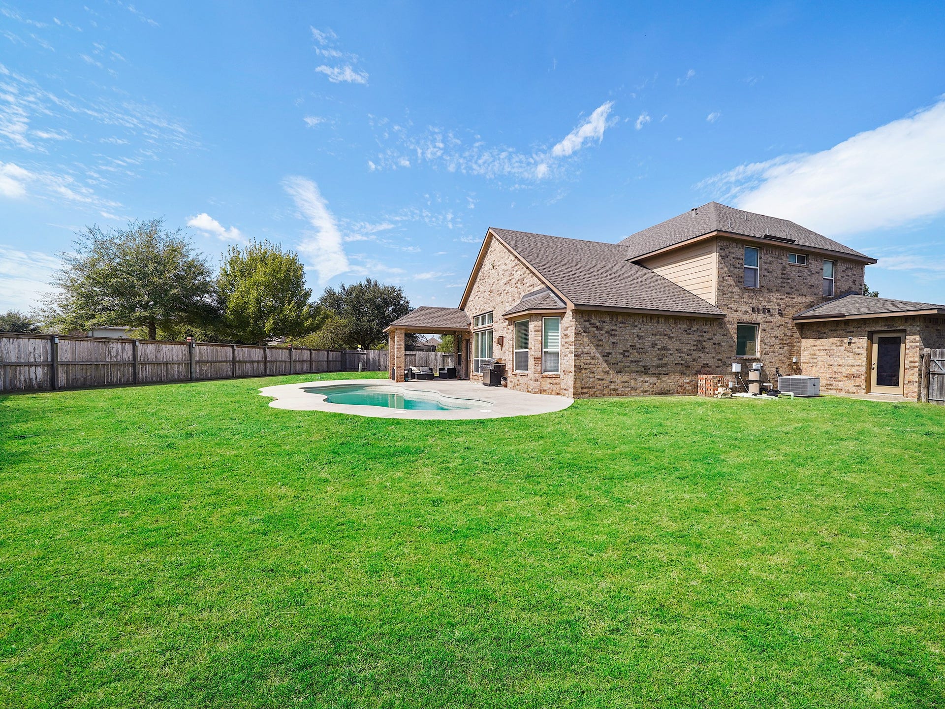 3250 Bandera Run Lane, Katy, TX 77494 Discover the expansive charm of an oversized yard complete with a refreshing pool, perfect for outdoor enjoyment and relaxation.