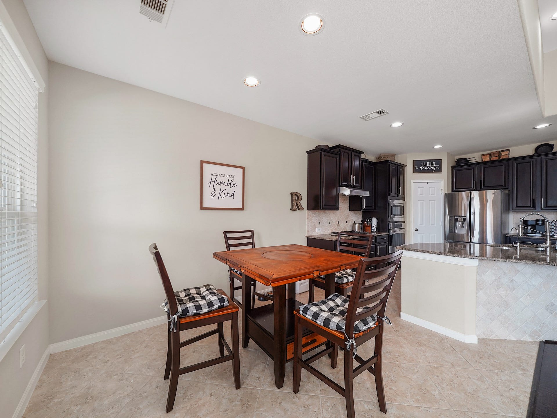 3250 Bandera Run Lane, Katy, TX 77494 Just off the kitchen, the breakfast area offers a welcoming setting for morning coffee, relaxed meals, and catching up at the end of the day. Its connection to the kitchen makes everyday gatherings feel effortless.