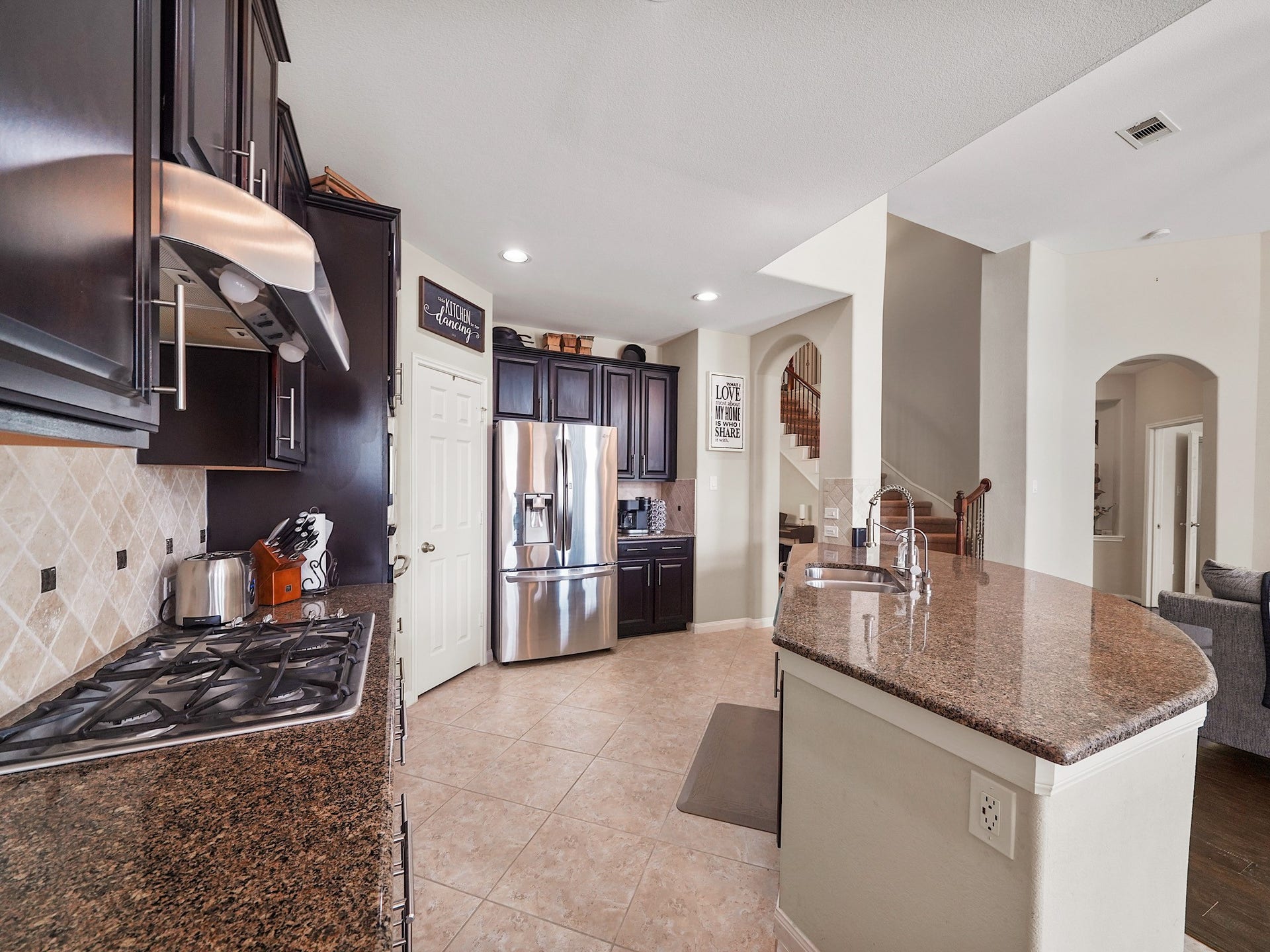 3250 Bandera Run Lane, Katy, TX 77494 Rich wood cabinetry offers an abundance of storage, while the large pantry provides even more room for everyday essentials and entertaining favorites.