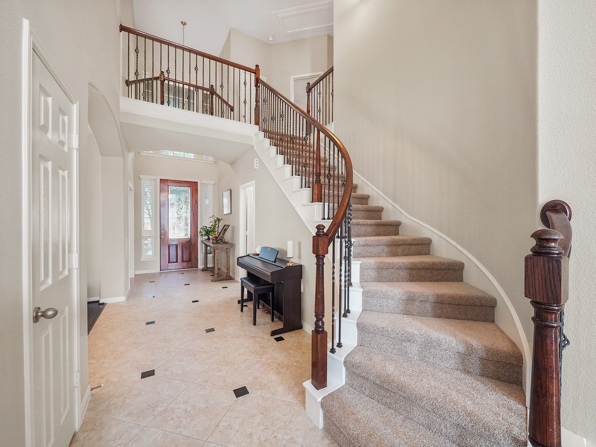 3250 Bandera Run Lane, Katy, TX 77494 A stunning entrance greets you with a graceful winding staircase, offering an elegant blend of style and sophistication.
