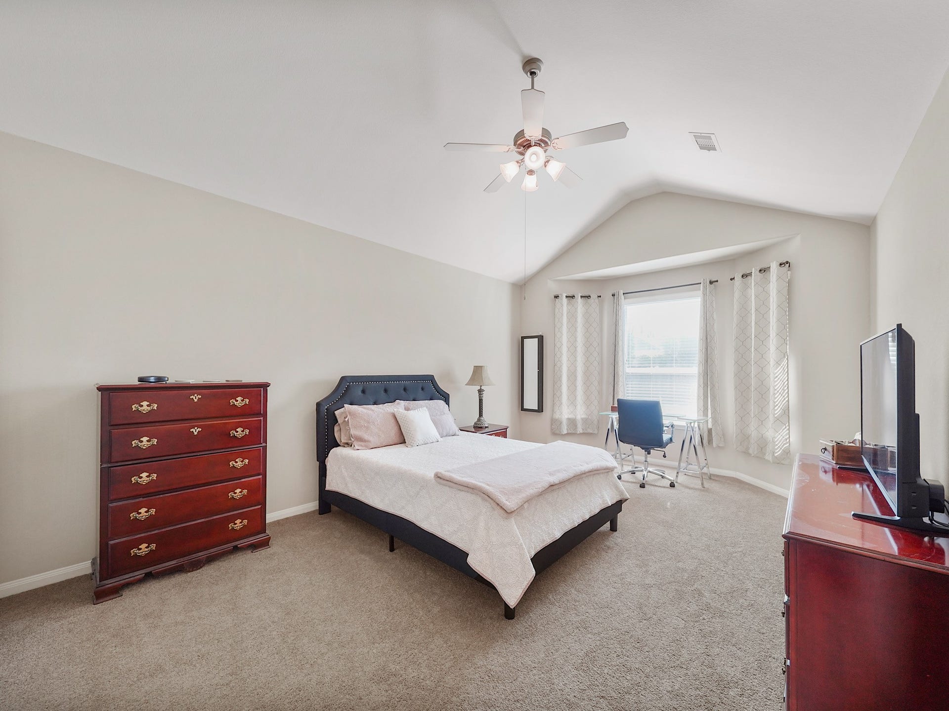 3250 Bandera Run Lane, Katy, TX 77494 A vaulted ceiling and abundant natural light give the primary retreat an airy, peaceful feel. The spacious room offers a welcoming place to begin the morning and unwind at the end of the day.