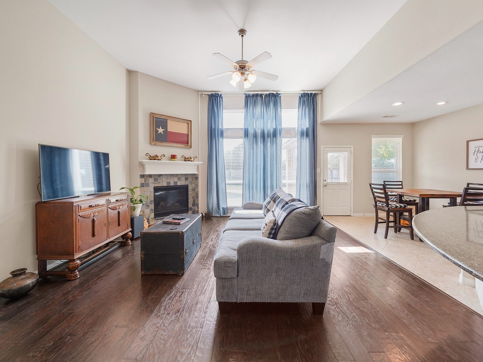 3250 Bandera Run Lane, Katy, TX 77494 Large windows fill the living area with natural light, complementing the high ceilings and creating a beautiful sense of openness. Imagine enjoying a quiet morning here or gathering with loved ones at the end of the day in this warm and inviting space.