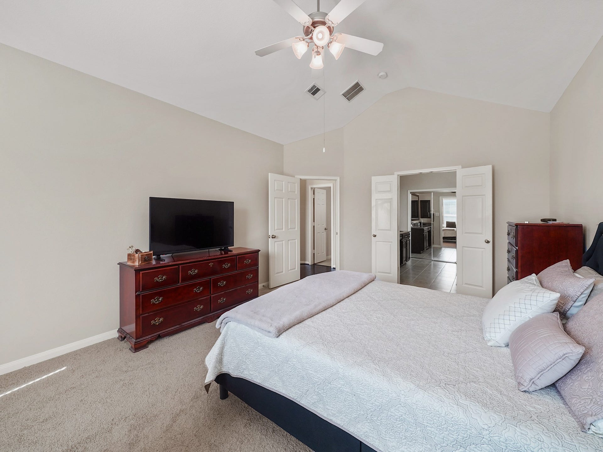 3250 Bandera Run Lane, Katy, TX 77494 The primary retreat connects directly to its ensuite bathroom, bringing ease and convenience to your daily routine. Enjoy a quiet space to get ready in the morning or settle in for the evening, with the bath just steps away.