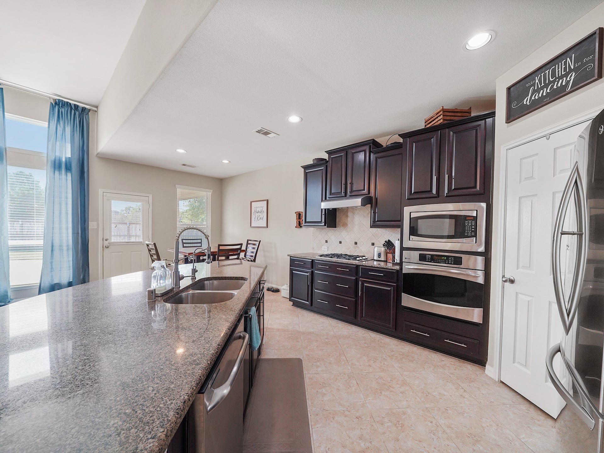 3250 Bandera Run Lane, Katy, TX 77494 The central island offers space to prepare meals, serve appetizers, and gather for conversation. Granite countertops add a polished touch, creating a kitchen that feels equally suited to everyday routines and special occasions.