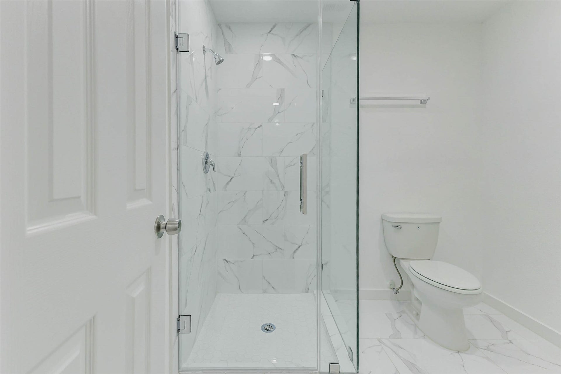 8218 Bigwood Street, #A/B, Houston, TX 77078 Secondary bathroom on 2nd floor