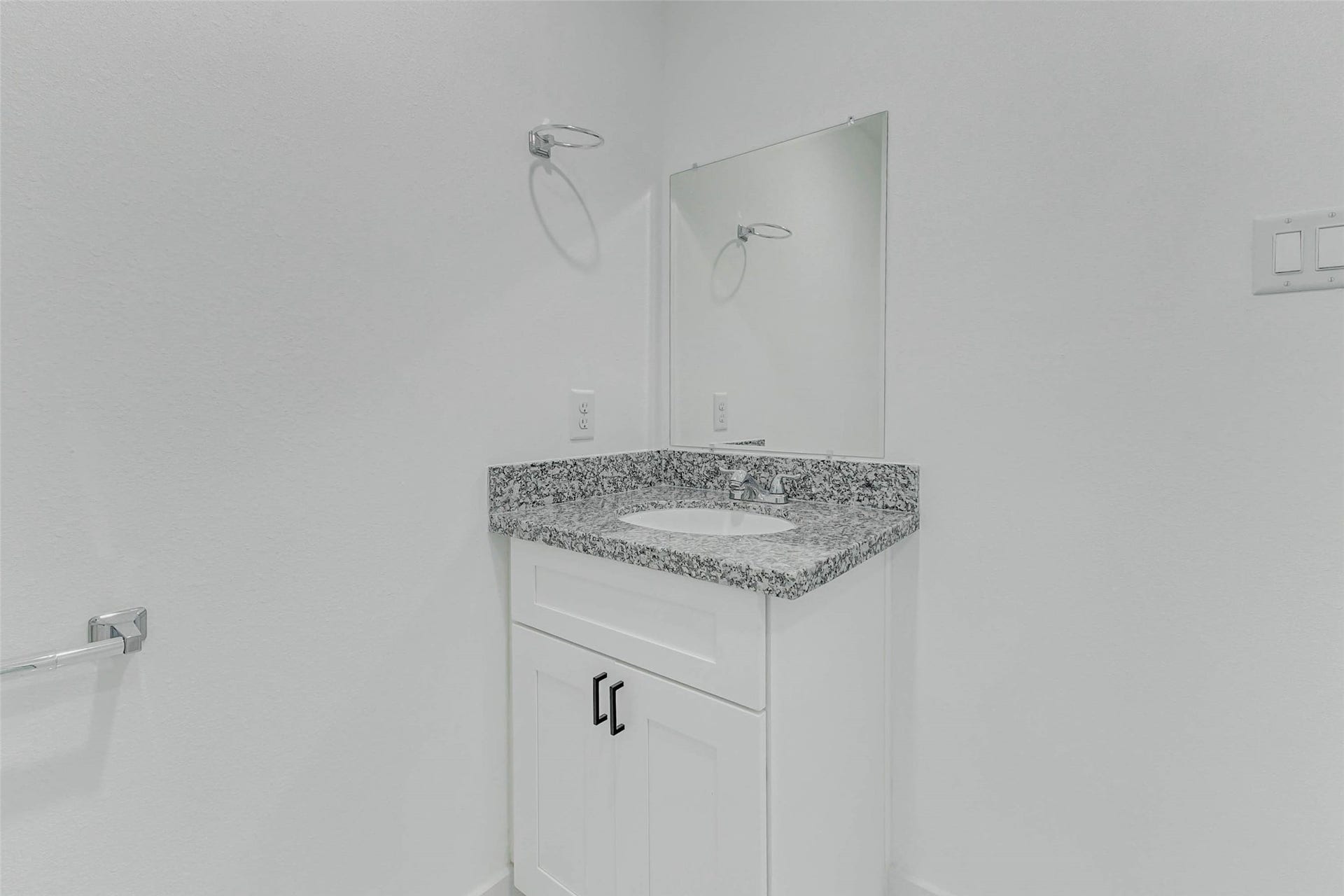 8218 Bigwood Street, #A/B, Houston, TX 77078 Secondary bathroom on 2nd floor
