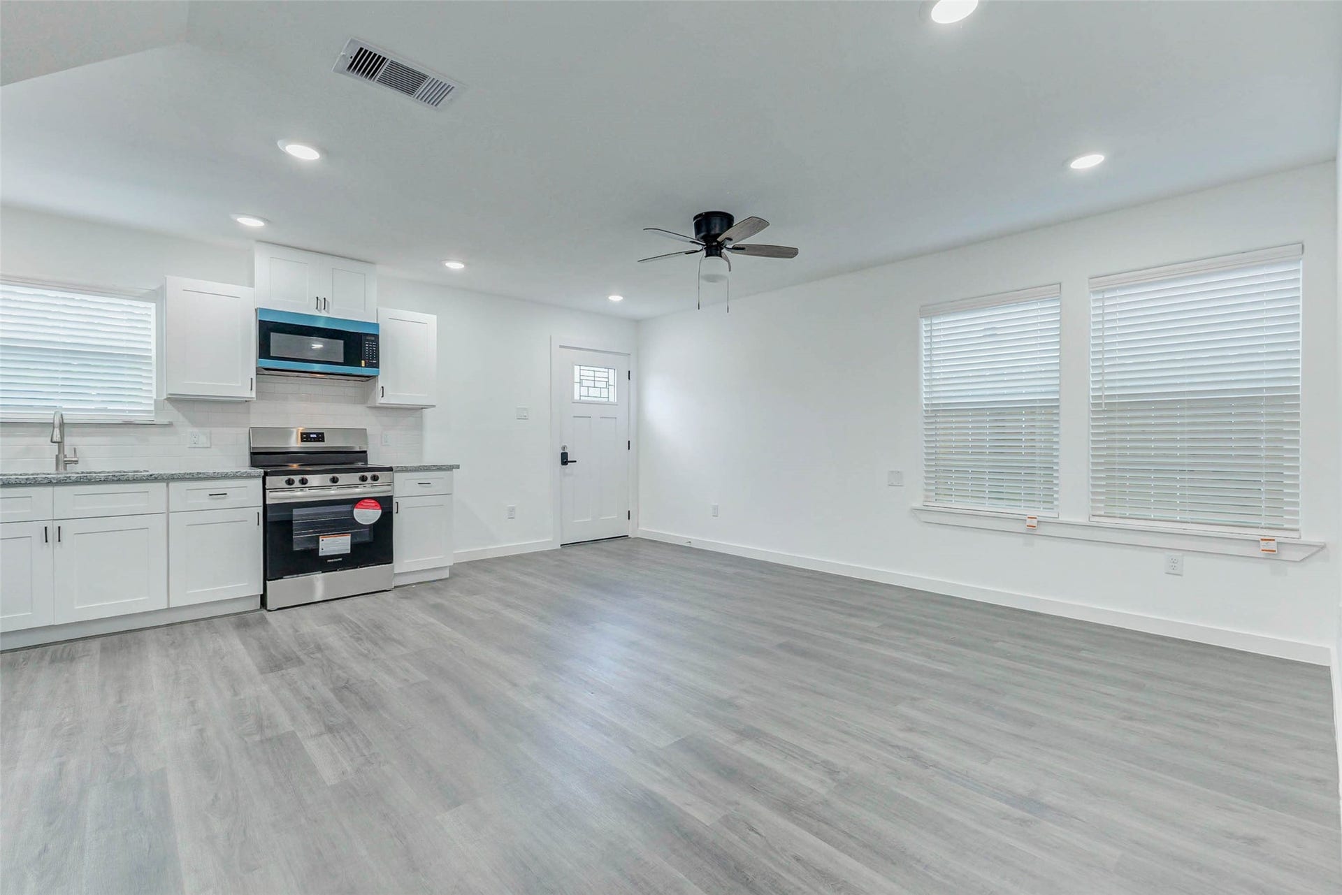 8218 Bigwood Street, #A/B, Houston, TX 77078 View of the living room
