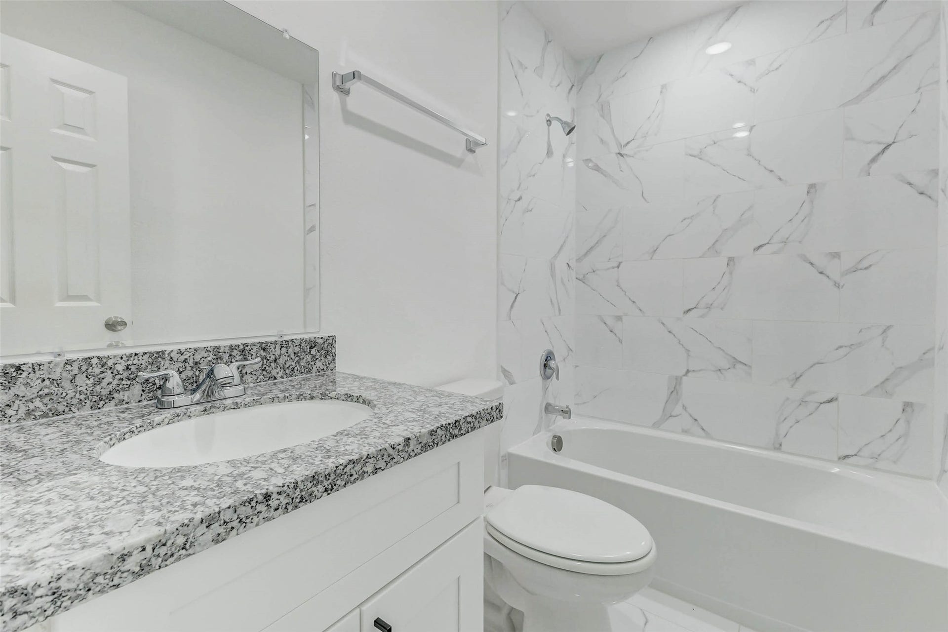 8218 Bigwood Street, #A/B, Houston, TX 77078 Primary bath