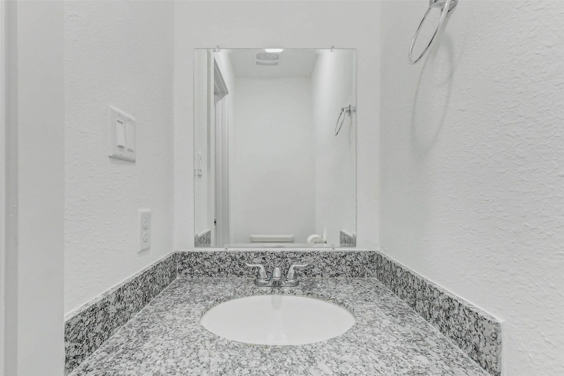 8218 Bigwood Street, #A/B, Houston, TX 77078 Half bathroom