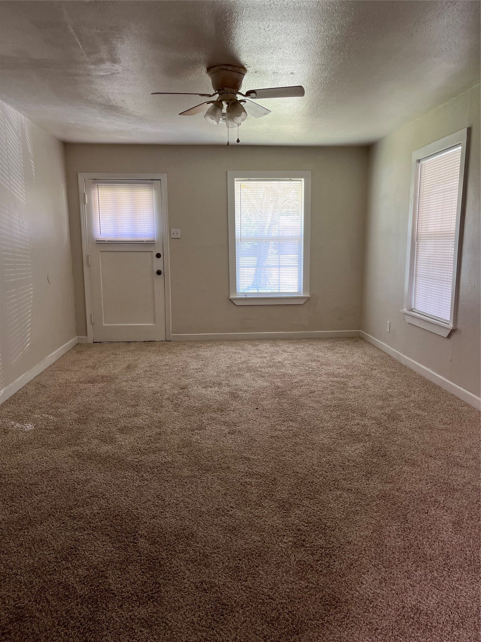 508 Honeysuckle Drive, La Marque, TX 77568 Looking towards the front door entrance. Ceiling fan and lots of light from windows.