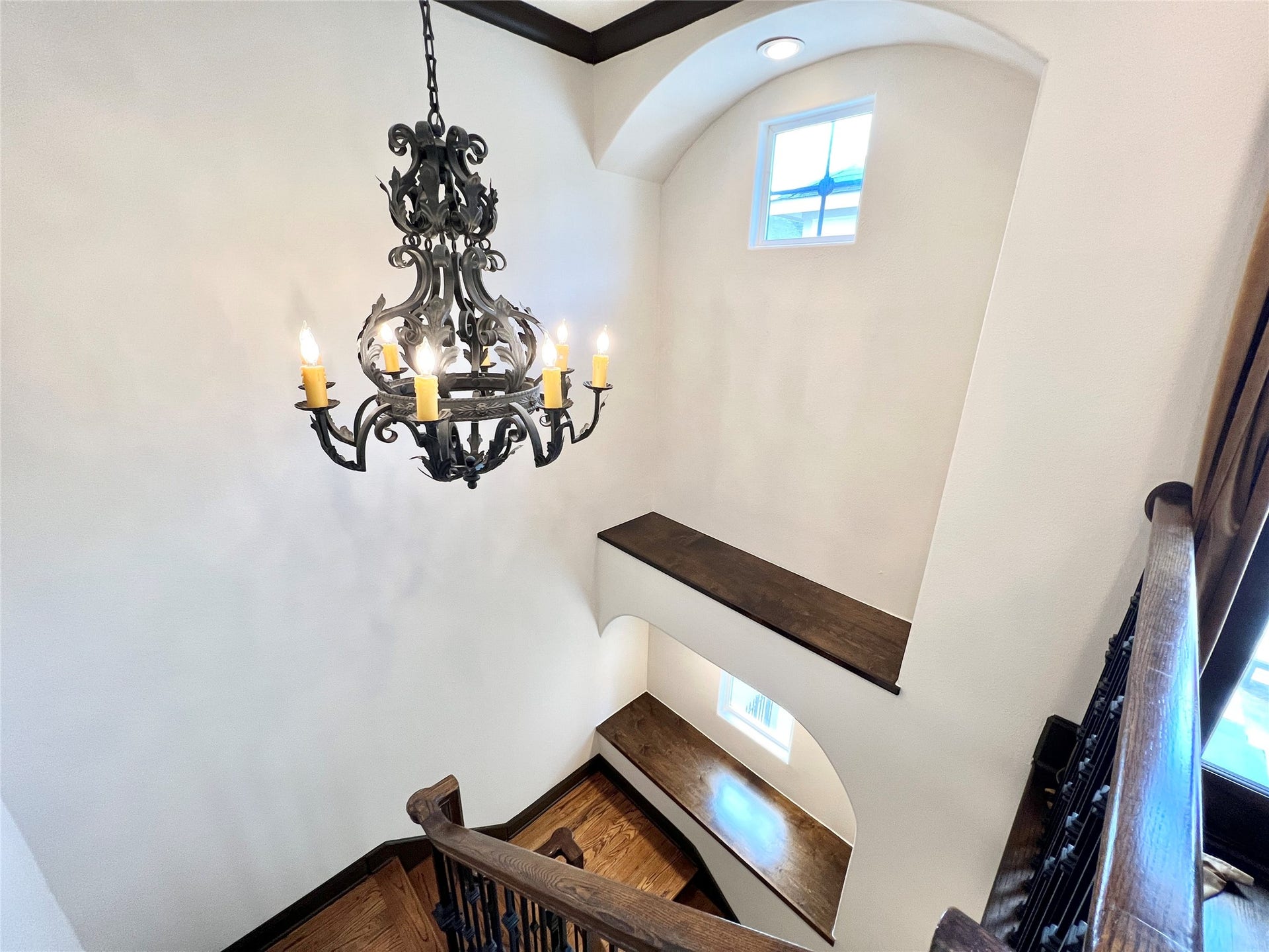 1241 W 24th Street, #C, Houston, TX 77008 Two art niches on your way down.