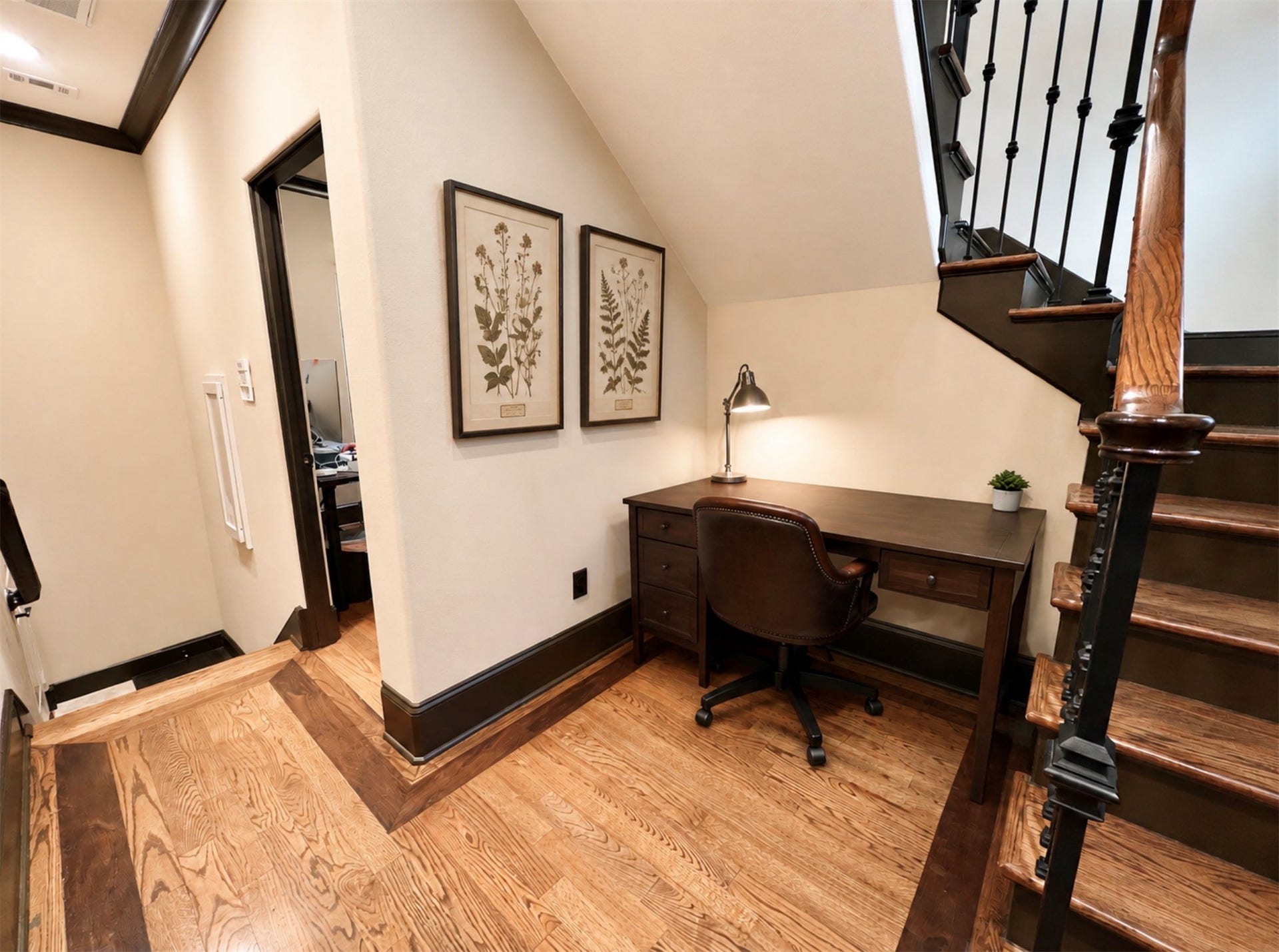 1241 W 24th Street, #C, Houston, TX 77008 Entry niche area is perfect for a small desk or a bench.