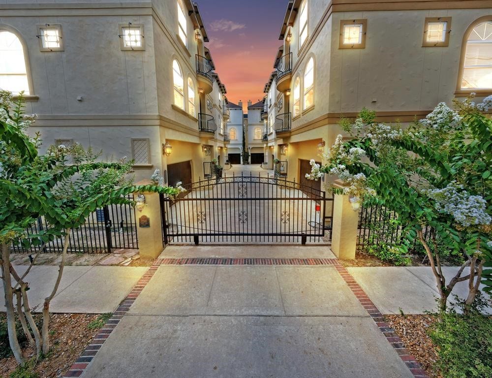 1241 W 24th Street, #C, Houston, TX 77008 Gated villas!
