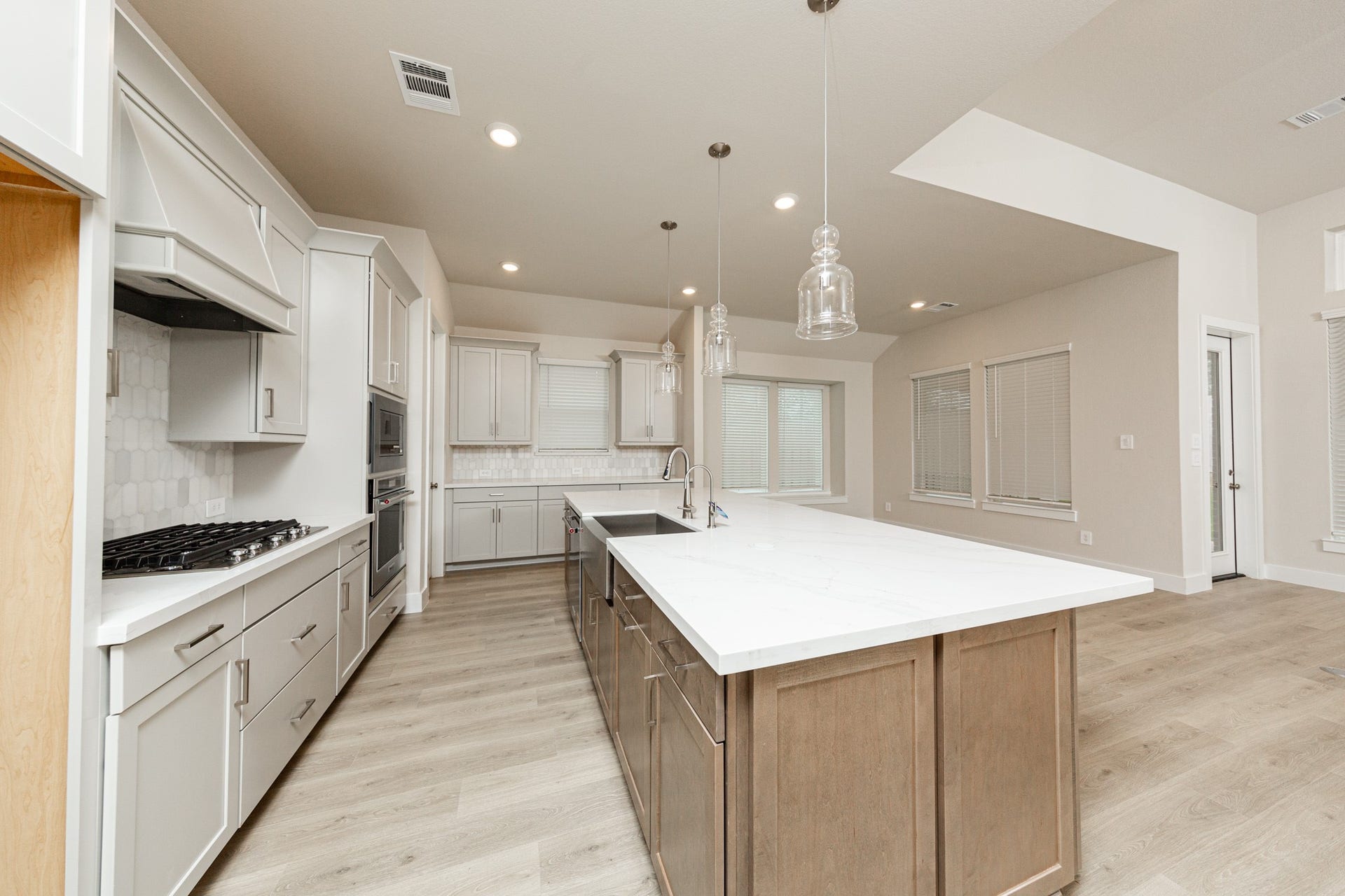 41422 Threadgill Way, Montgomery, TX 77316 Discover the perfect blend of style and function in this modern kitchen, ready for your next culinary adventure. Equipped with high-end, stainless steel appliances, including a gas cooktop, built-in oven, and microwave.