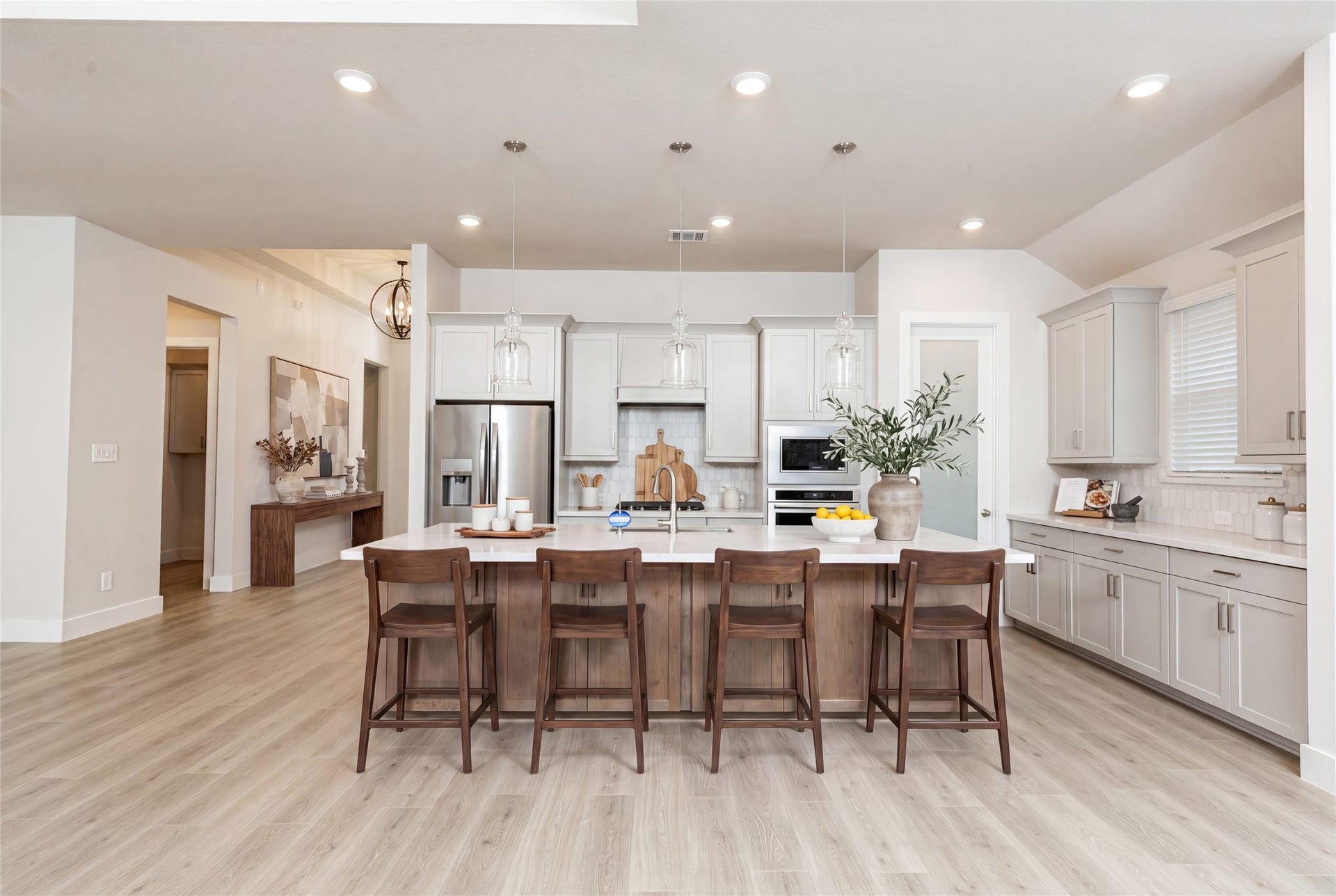 41422 Threadgill Way, Montgomery, TX 77316 The stunning and generously sized center island features a breakfast bar, perfect for casual dining and entertaining. The island is beautifully designed with pristine quartz countertop and elegant pendant lights. *Virtually Staged.
