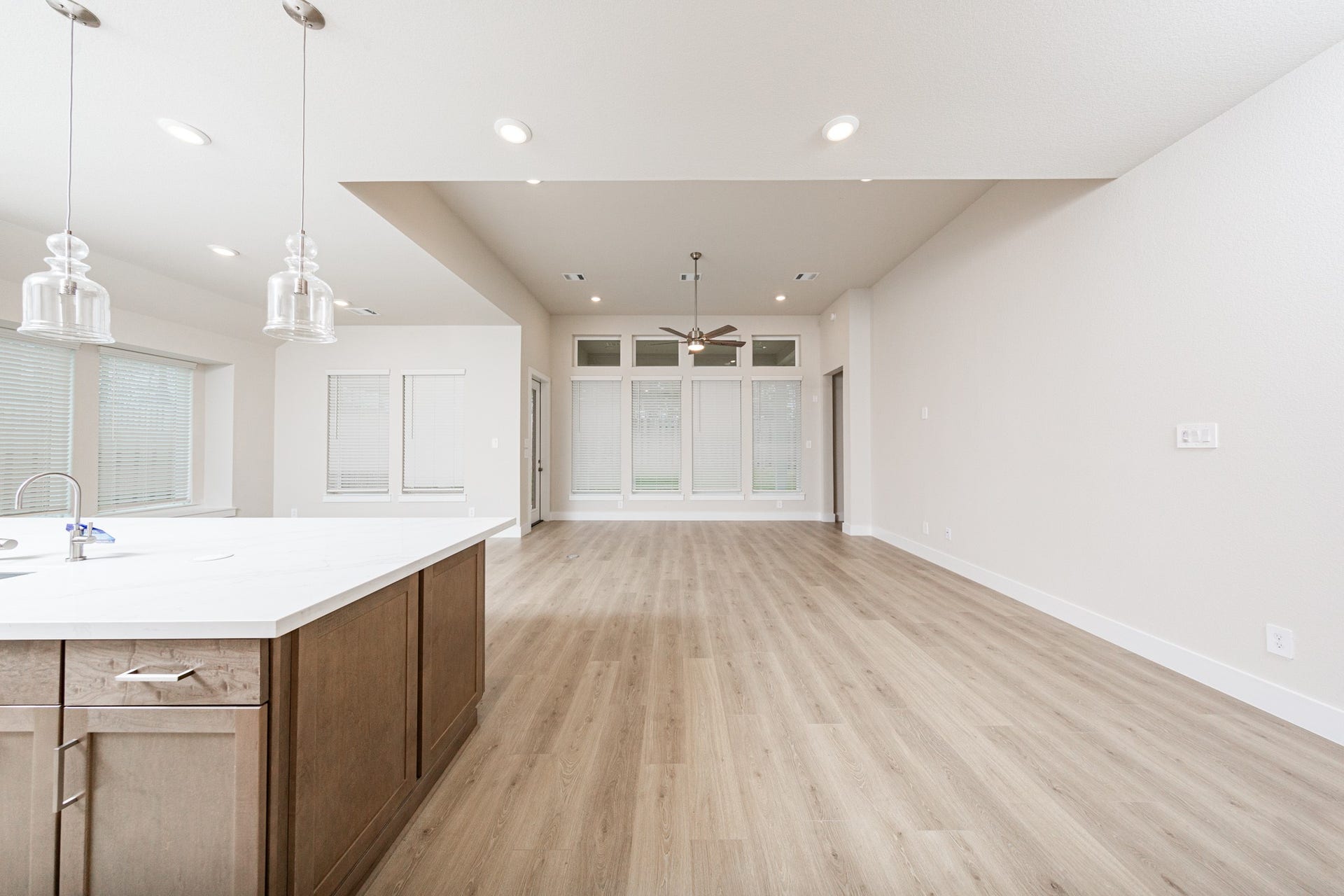 41422 Threadgill Way, Montgomery, TX 77316 Enjoy the open and airy Family Room, designed for seamless entertaining and showcasing striking architectural details with large tall windows, high ceilings with ceiling fan, recessed lighting, and durable laminate flooring.