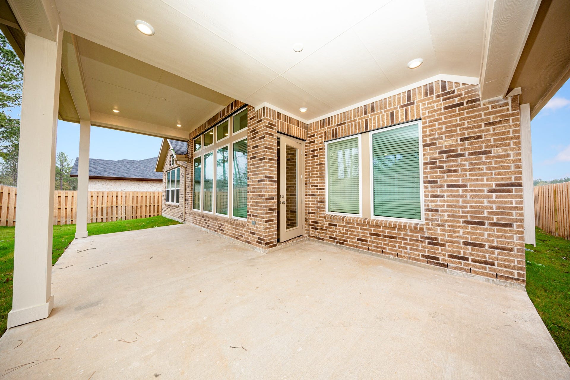 41422 Threadgill Way, Montgomery, TX 77316 Step outside to the covered rear patio, the perfect extension of your indoor living space for year-round enjoyment.