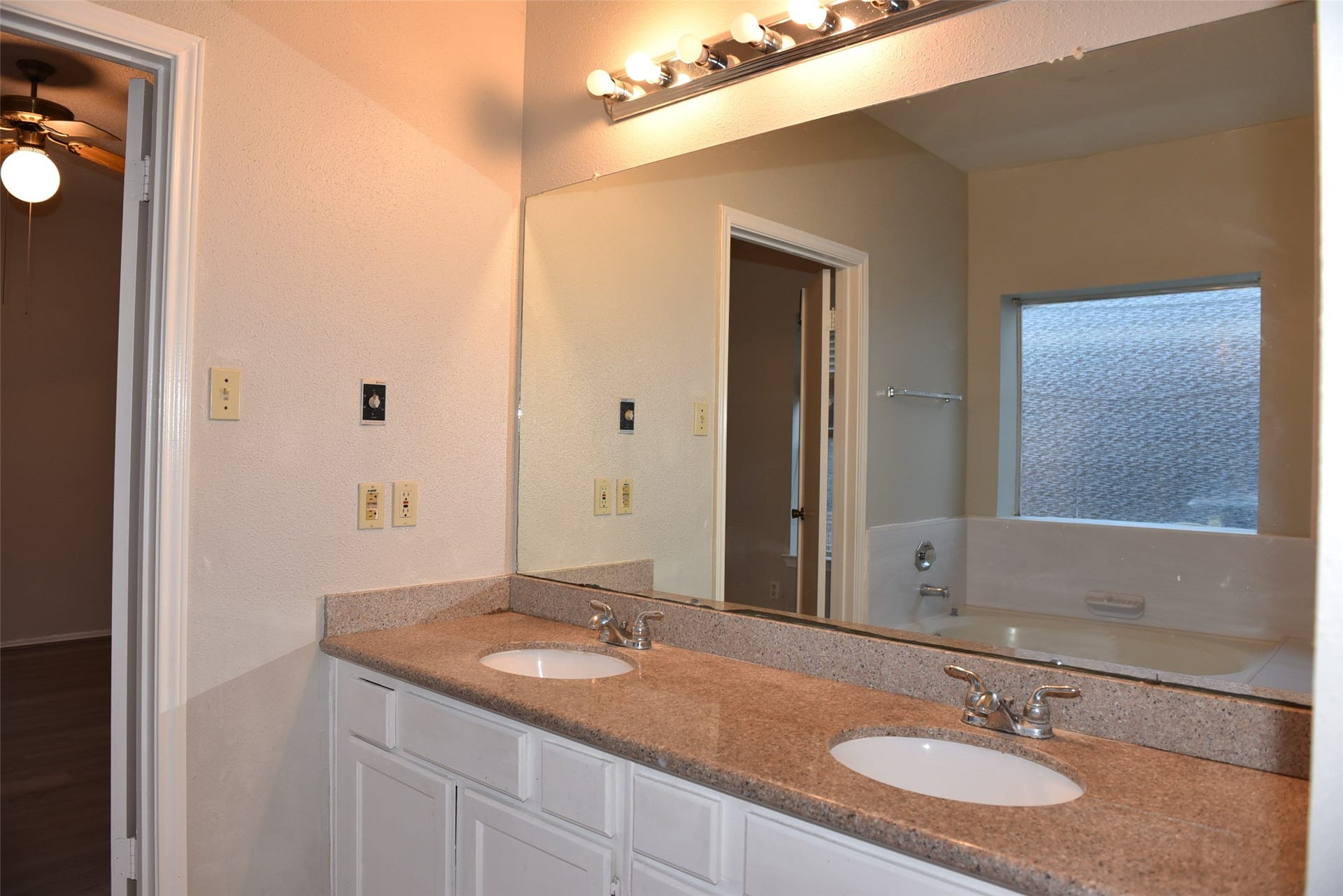 2811 Grants River Circle, Sugar Land, TX 77479 2nd bath with double sink and granite top