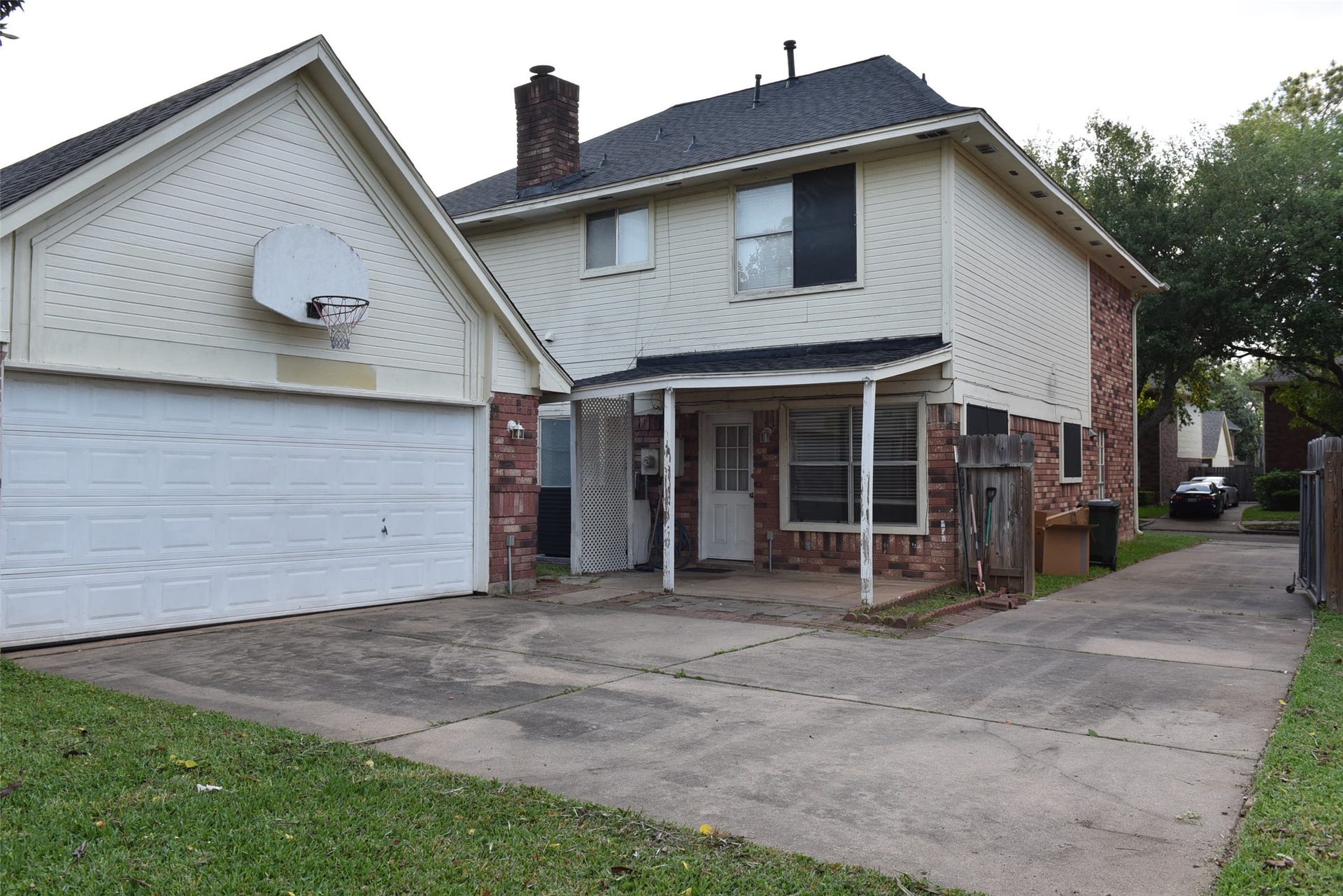2811 Grants River Circle, Sugar Land, TX 77479 detached garage with long drive way.