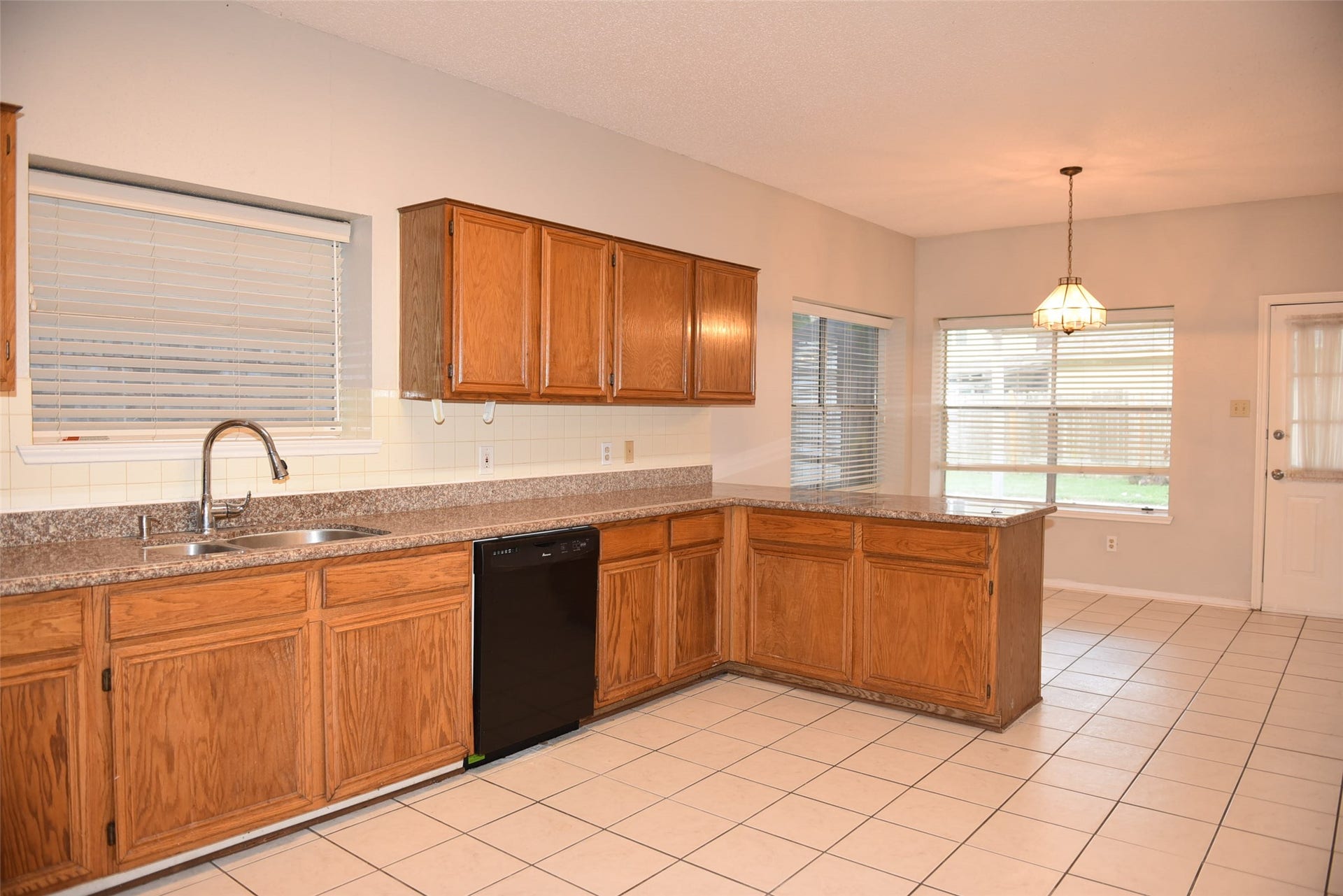 2811 Grants River Circle, Sugar Land, TX 77479 open kitchen with granite counter top