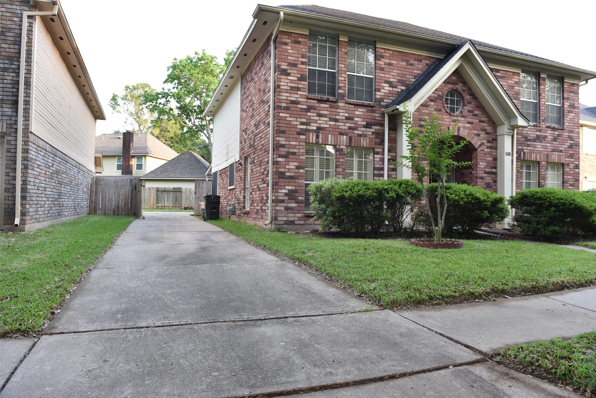 2811 Grants River Circle, Sugar Land, TX 77479 long driveway