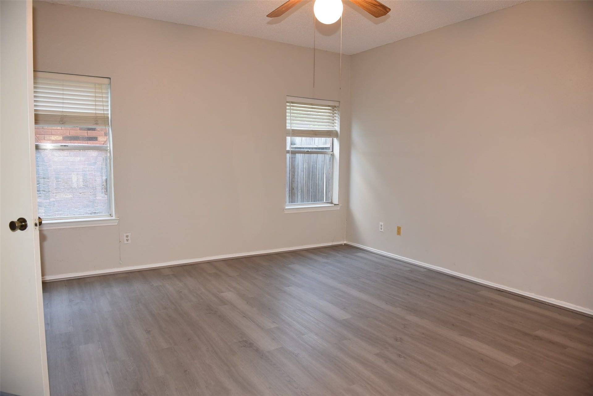 2811 Grants River Circle, Sugar Land, TX 77479 large master bed room down stairs with ceiling fan