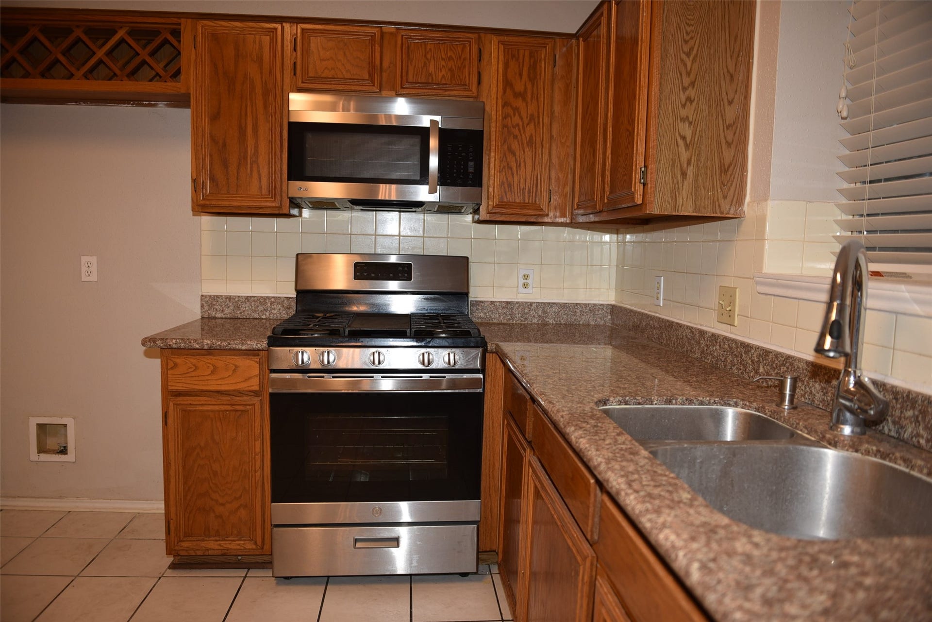 2811 Grants River Circle, Sugar Land, TX 77479 stainless gas range and microwave