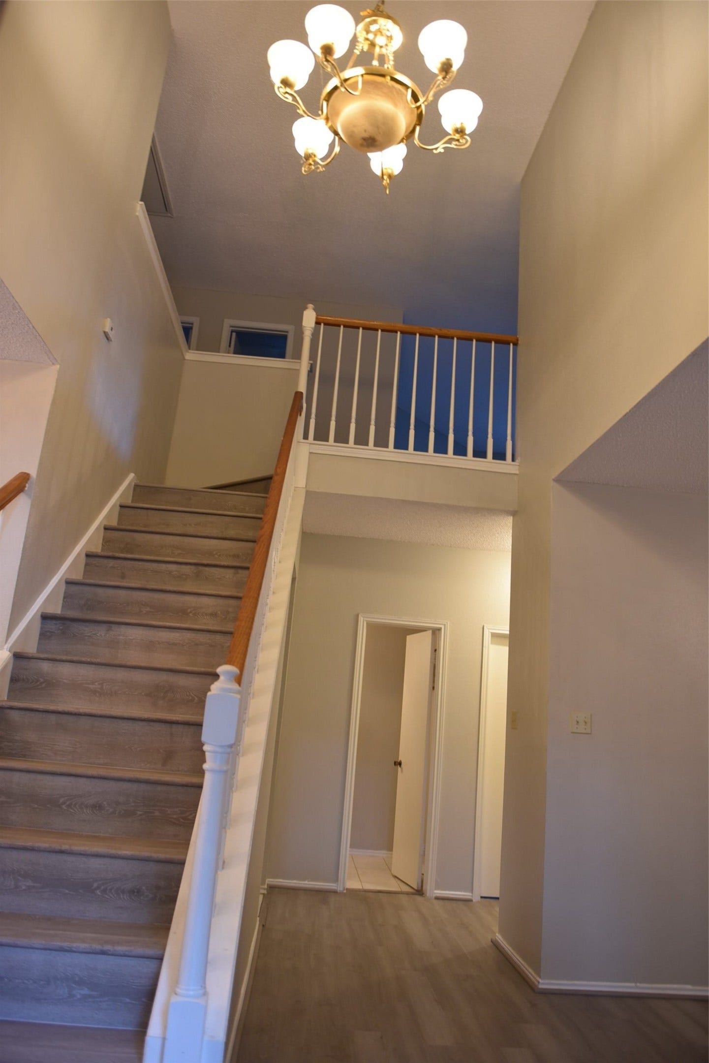 2811 Grants River Circle, Sugar Land, TX 77479 new floor in stairs