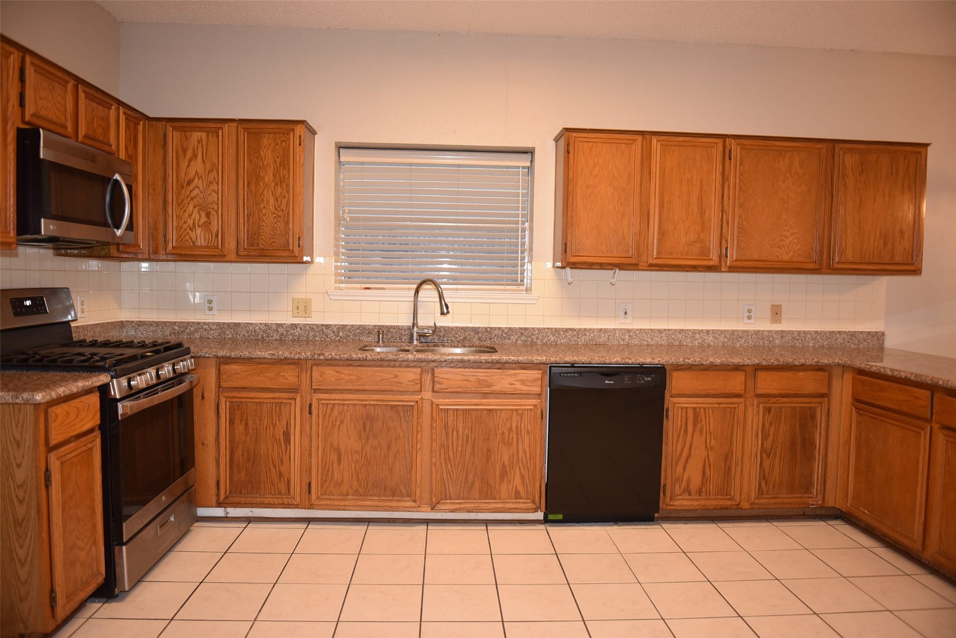 2811 Grants River Circle, Sugar Land, TX 77479 many cabinets