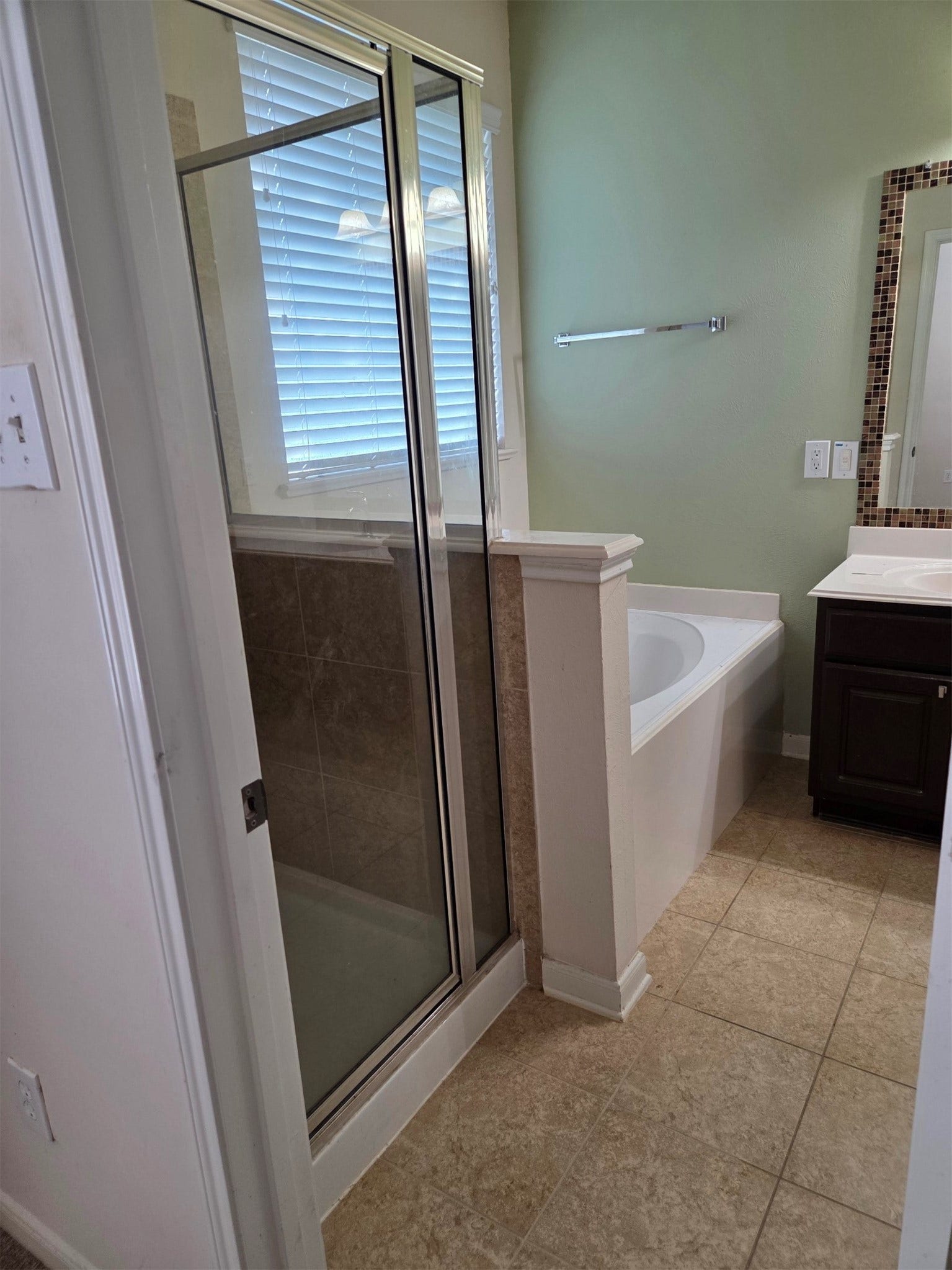 7402 Compass Rose Drive, Richmond, TX 77407 Primary bath showe.tub