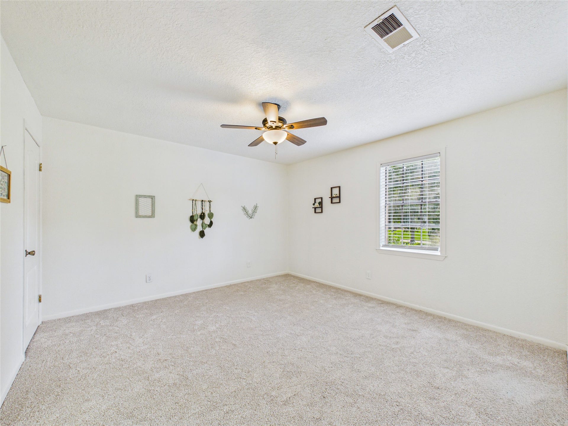 111 Cherrywood Dr, Lake Jackson, TX 77566 Bedroom in garage apt
