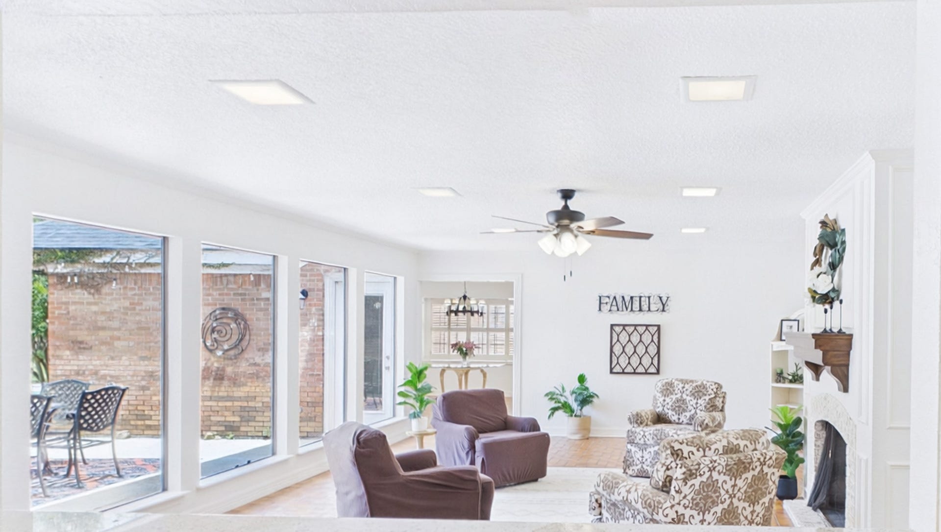 111 Cherrywood Dr, Lake Jackson, TX 77566 Comfortable livingroom facing pool and back patio
