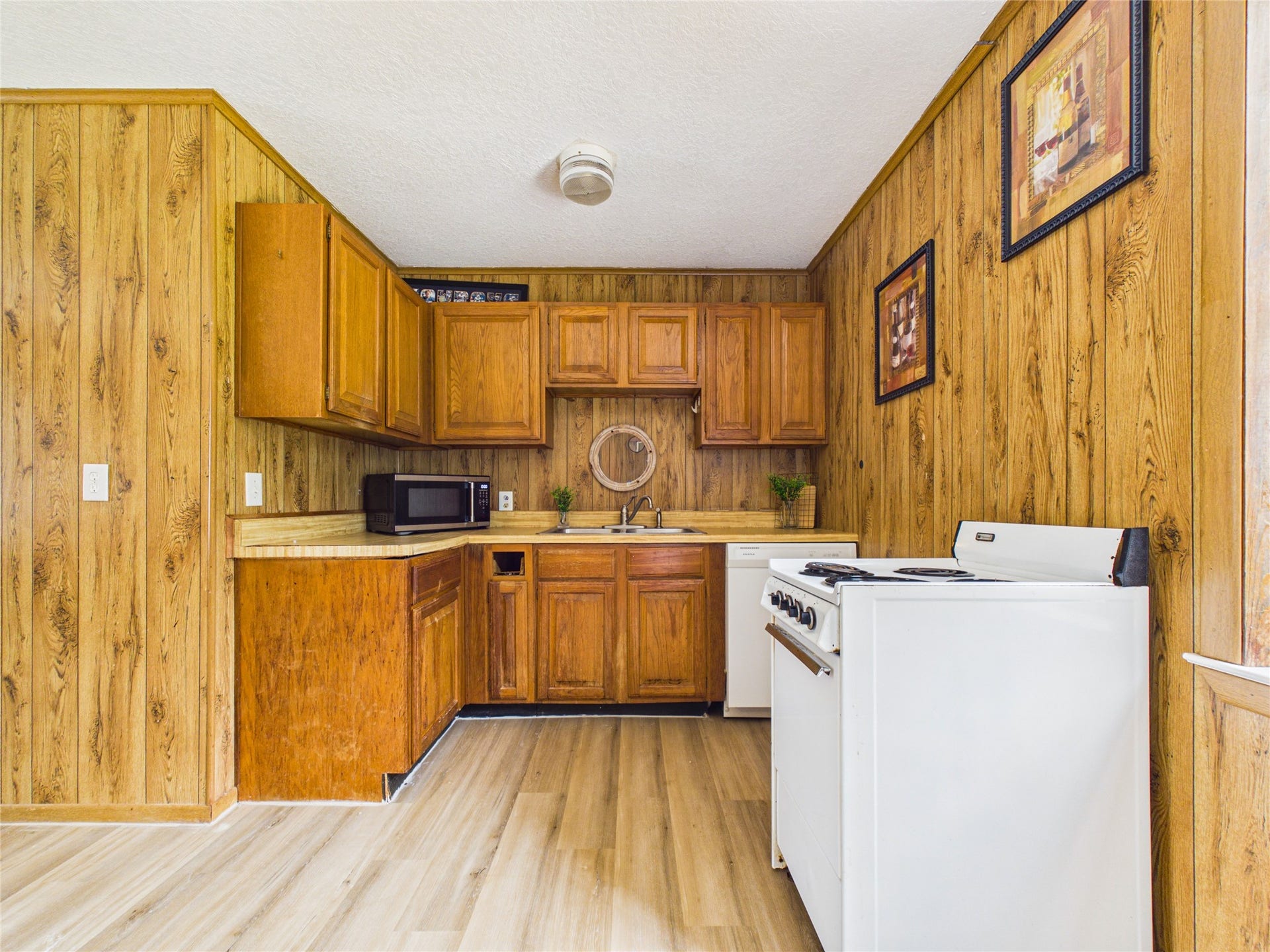 111 Cherrywood Dr, Lake Jackson, TX 77566 Kitchen of garage apt