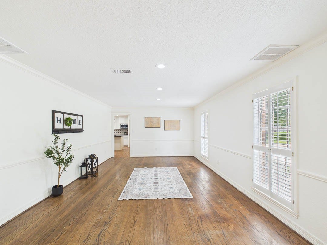 111 Cherrywood Dr, Lake Jackson, TX 77566 Dining room for large gatherings