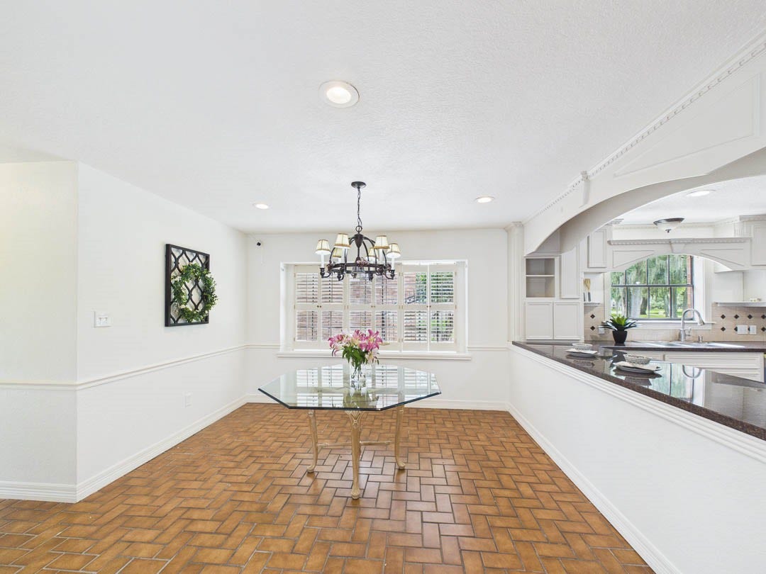 111 Cherrywood Dr, Lake Jackson, TX 77566 Breakfast area