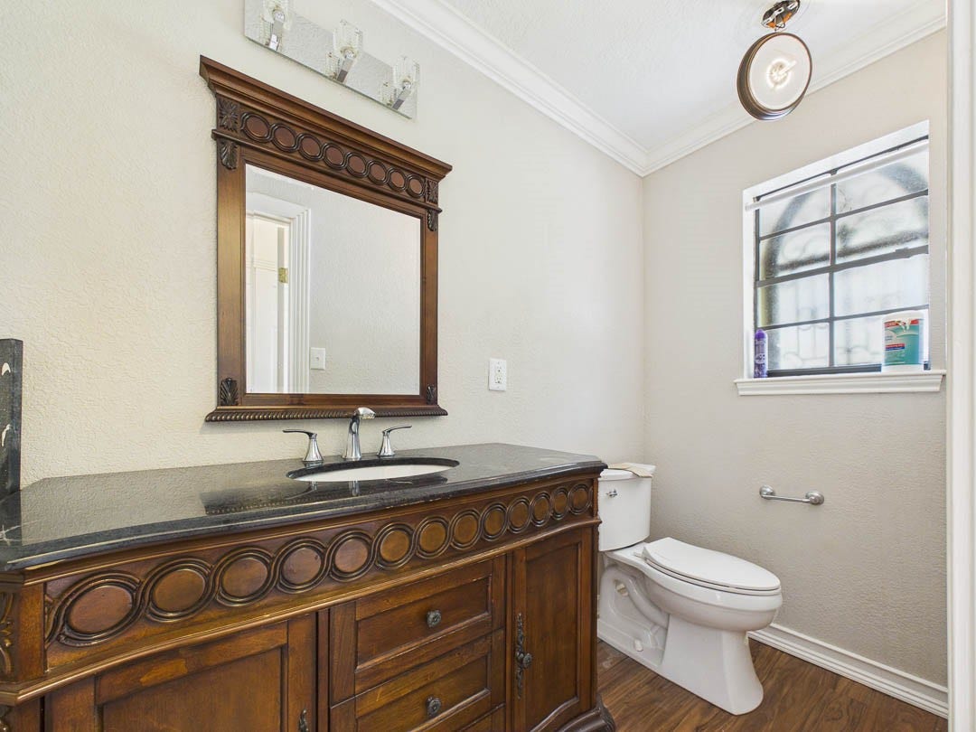 111 Cherrywood Dr, Lake Jackson, TX 77566 Powder room